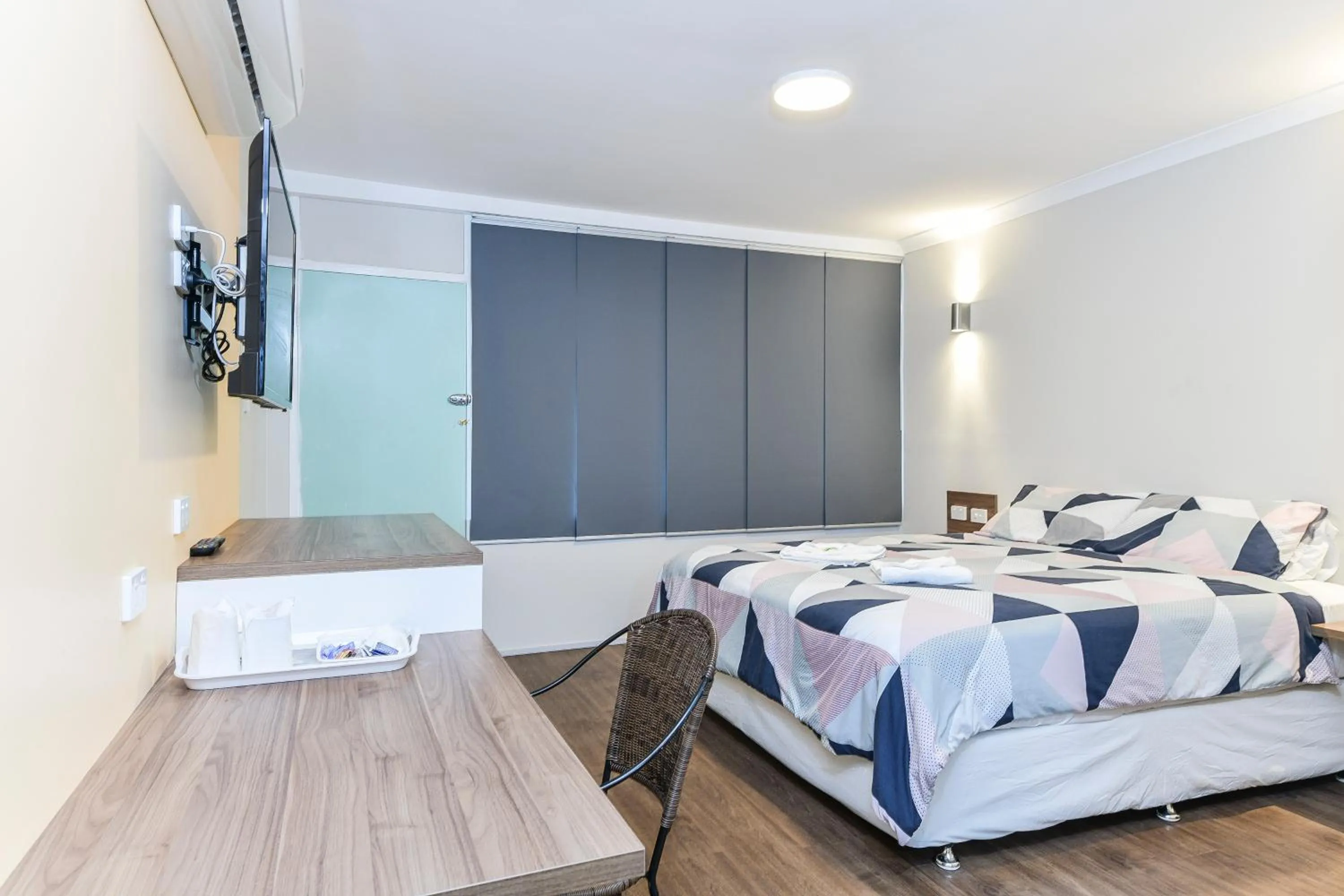 Bedroom, Bed in Platinum Motel