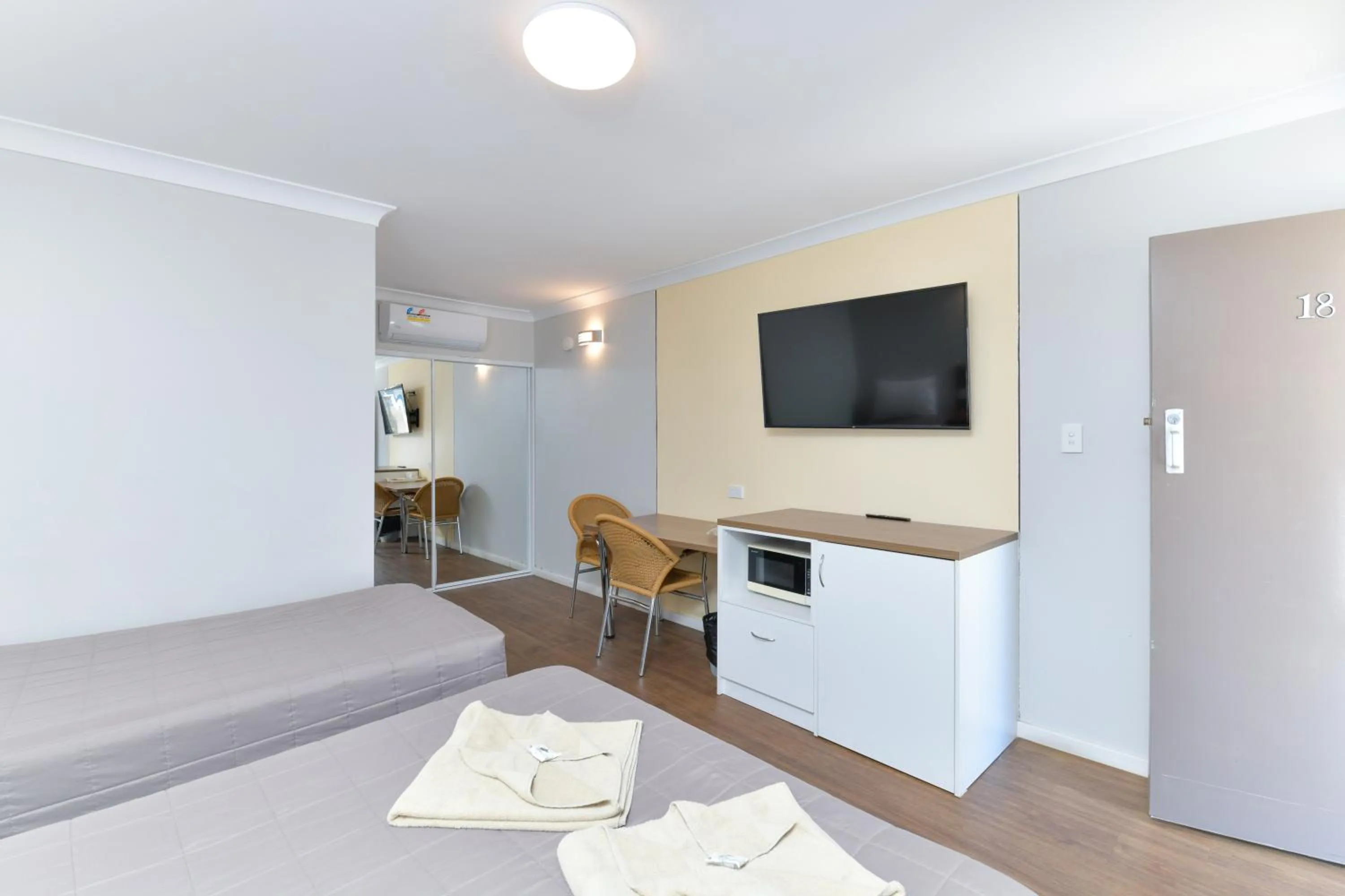 Photo of the whole room, Bed in Platinum Motel