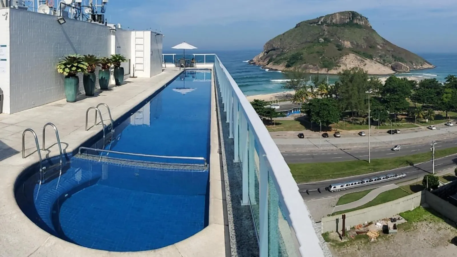 Swimming pool in Atlantico Sul Hotel