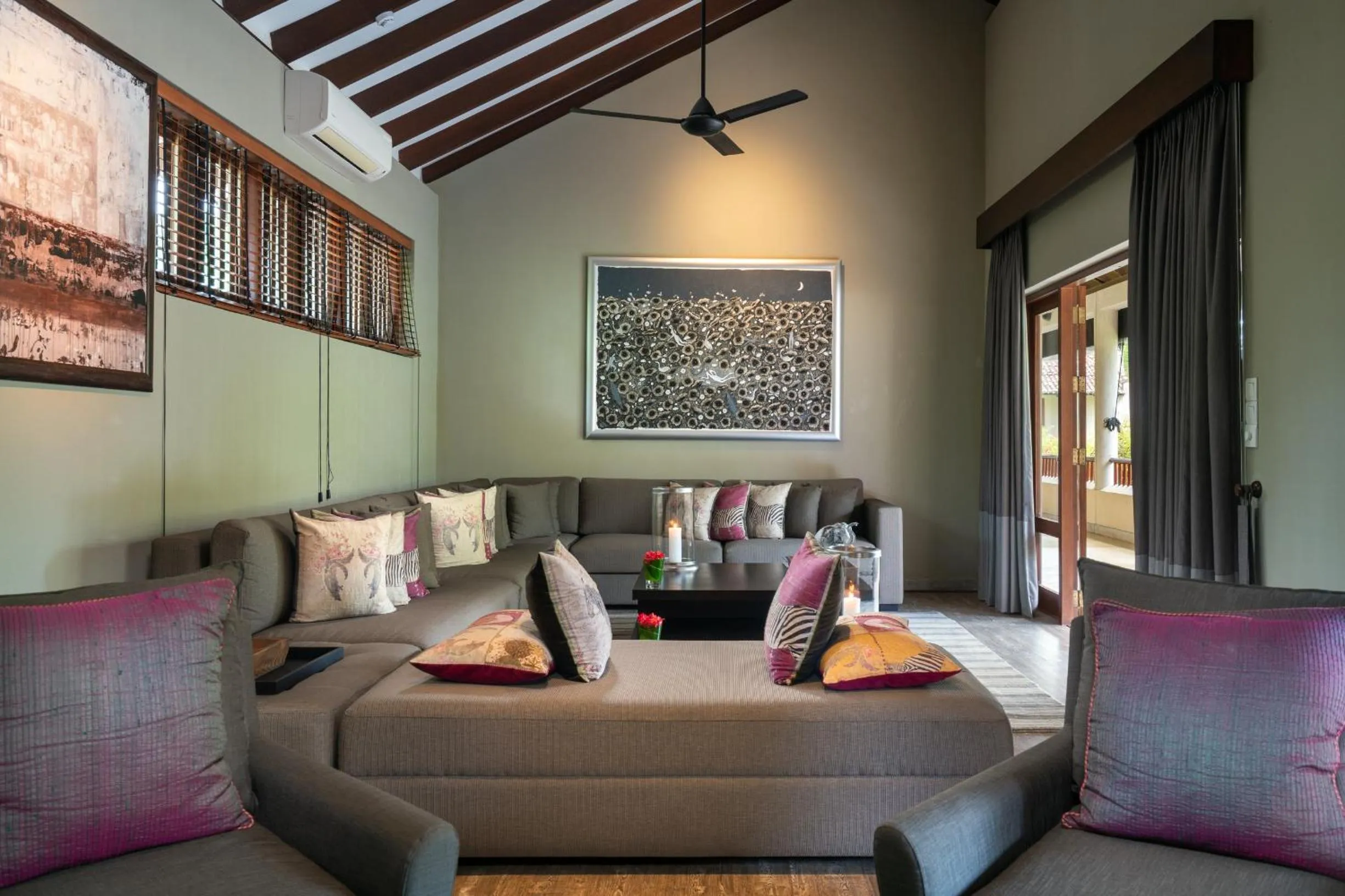 Communal lounge/ TV room in Taru Villas The Long House - Bentota
