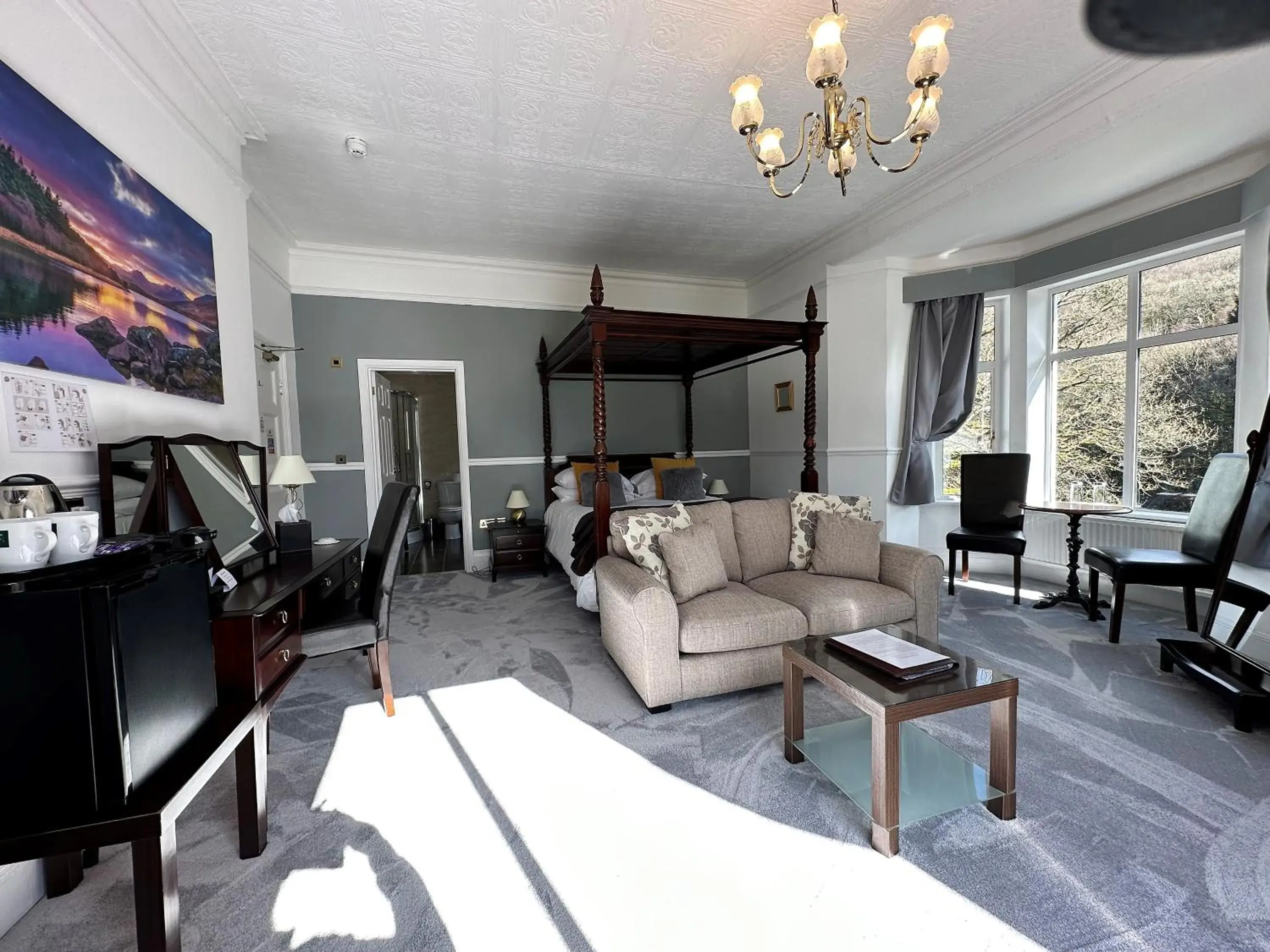 Hot Tub Room: Four-Poster in Craig-y-Dderwen Riverside Hotel Hot Tub Room: Four-Poster in Craig-y-Dderwen Riverside Hotel