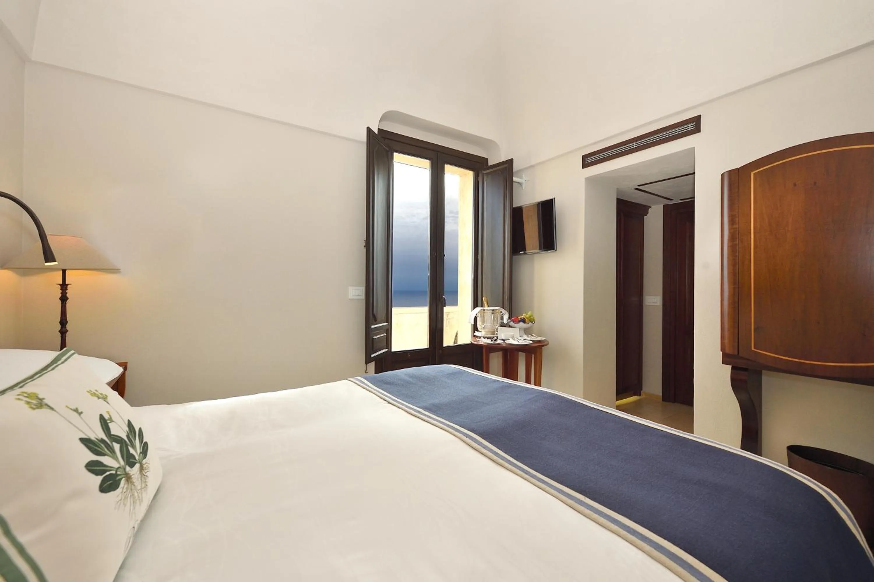 Bed in Monastero Santa Rosa Hotel & Spa