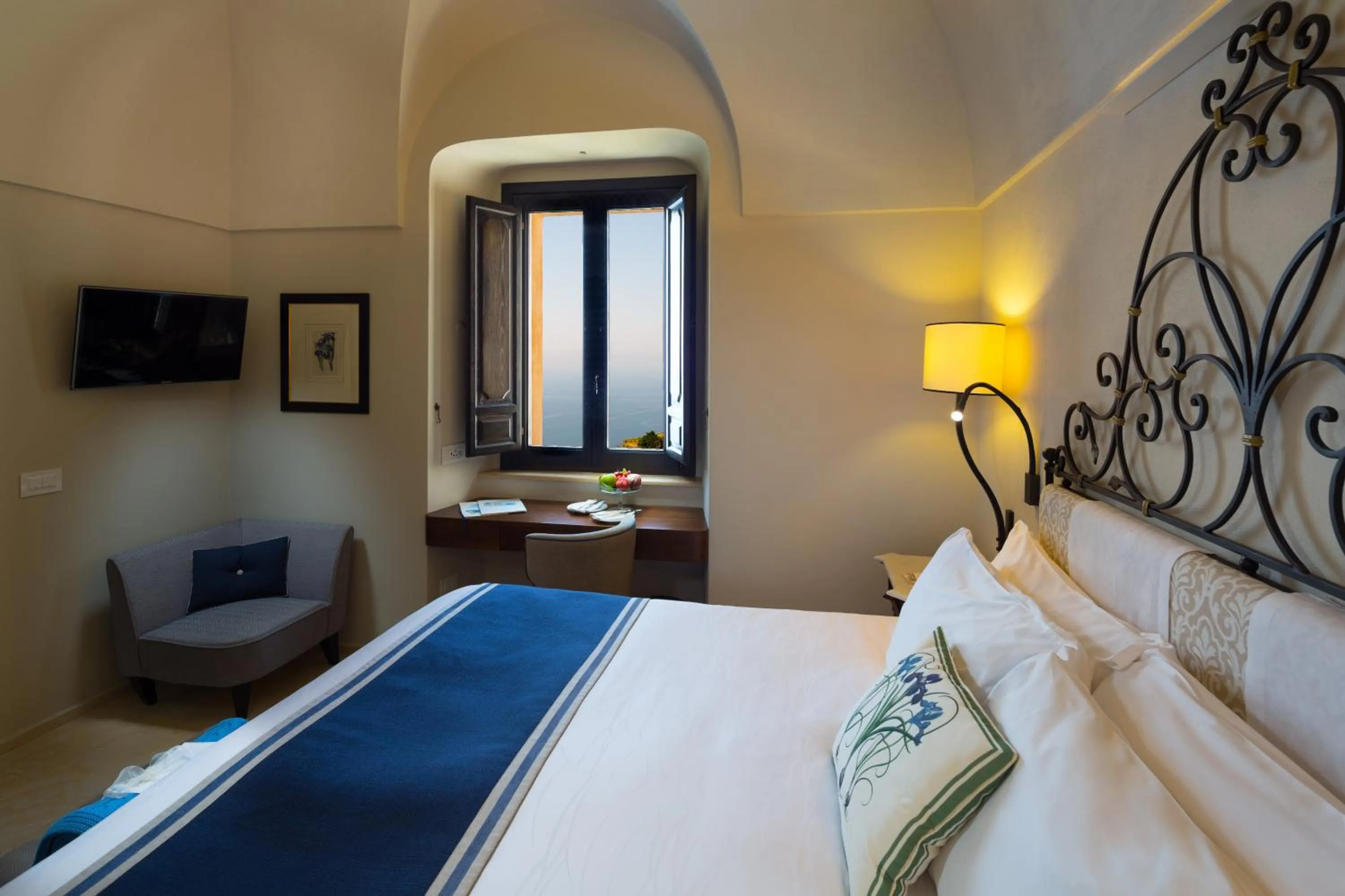 Bed in Monastero Santa Rosa Hotel & Spa
