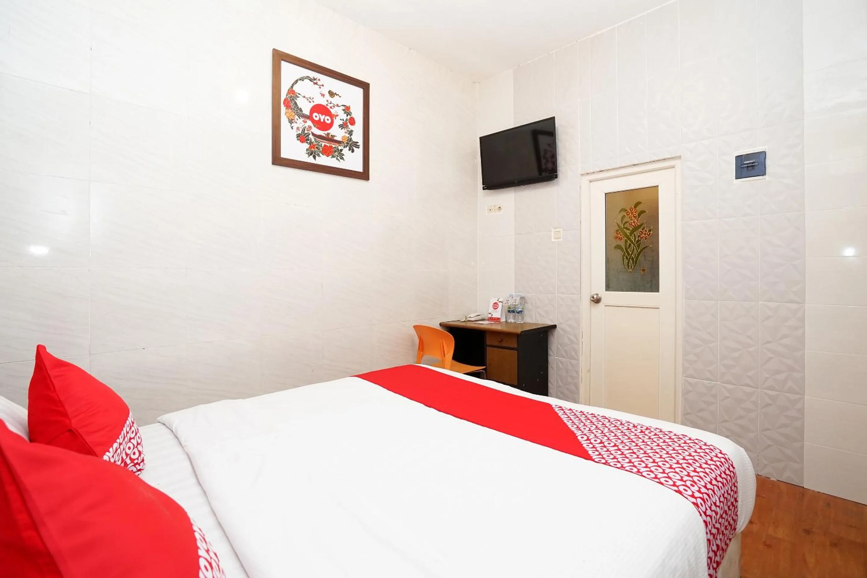 Bedroom, Bed in Hotel O Mojokerto Guesthouse