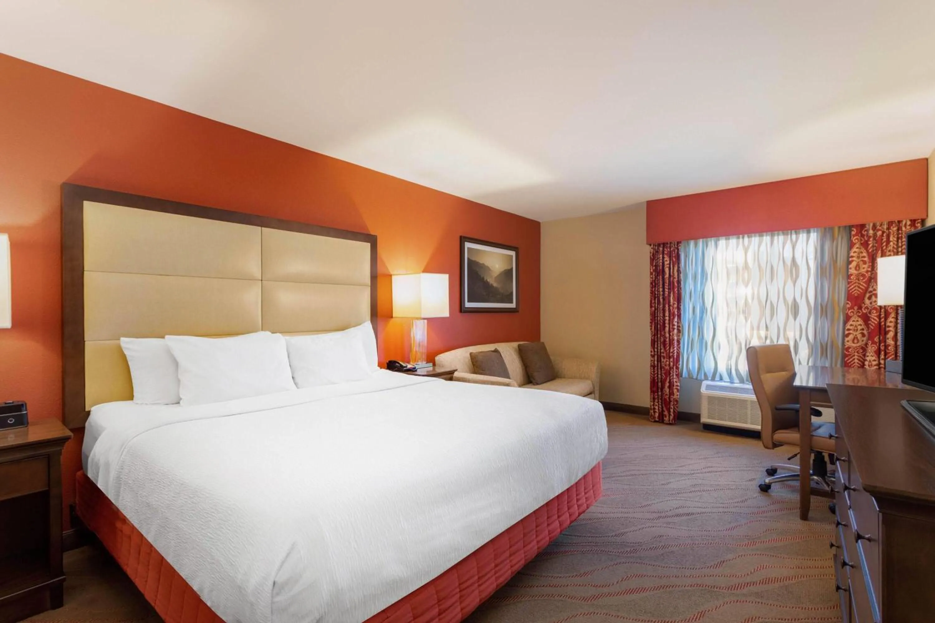 Photo of the whole room, Bed in La Quinta by Wyndham Pigeon Forge