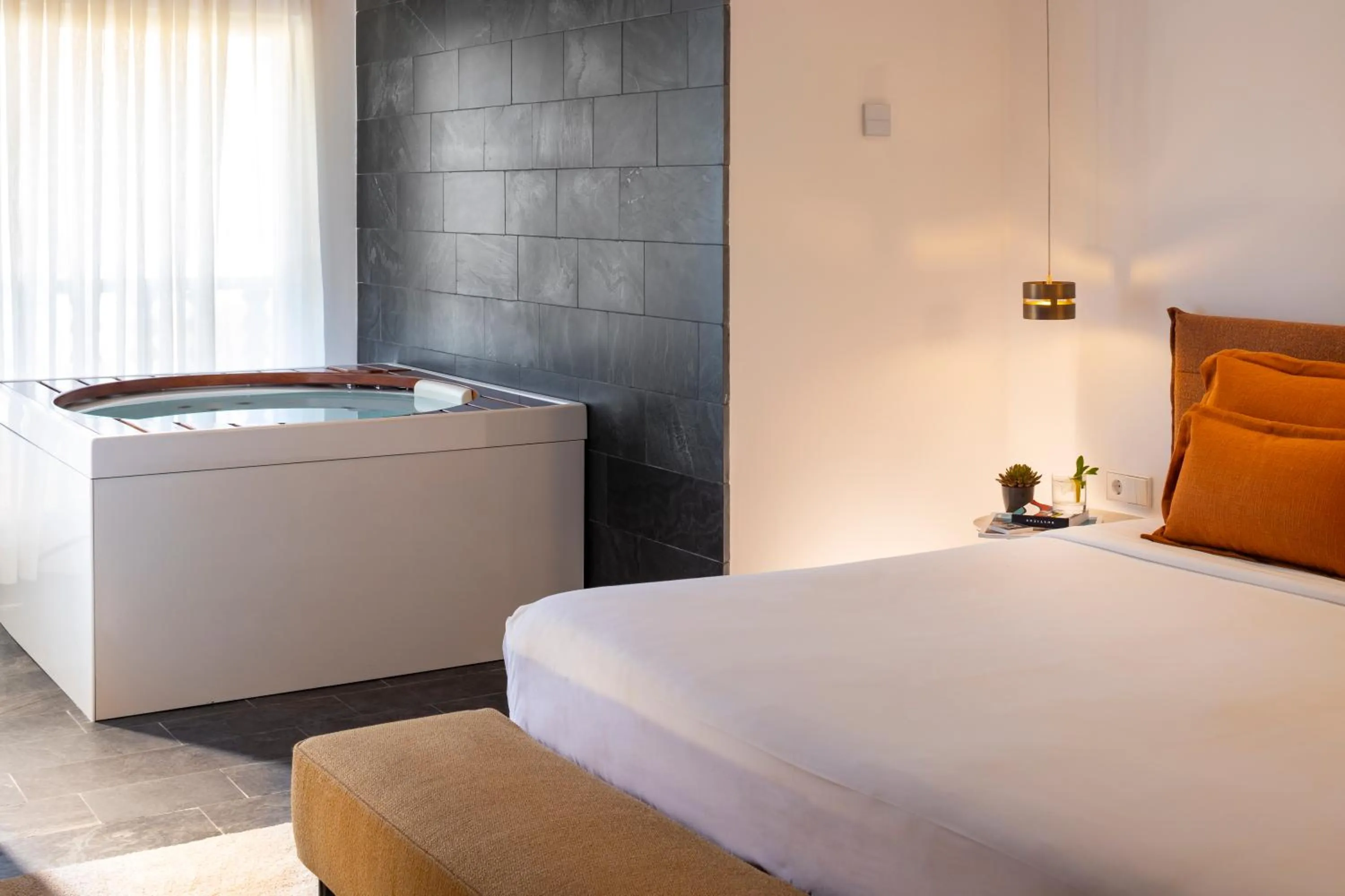 Hot Tub, Bed in Hotel Boutique Ses Pitreras