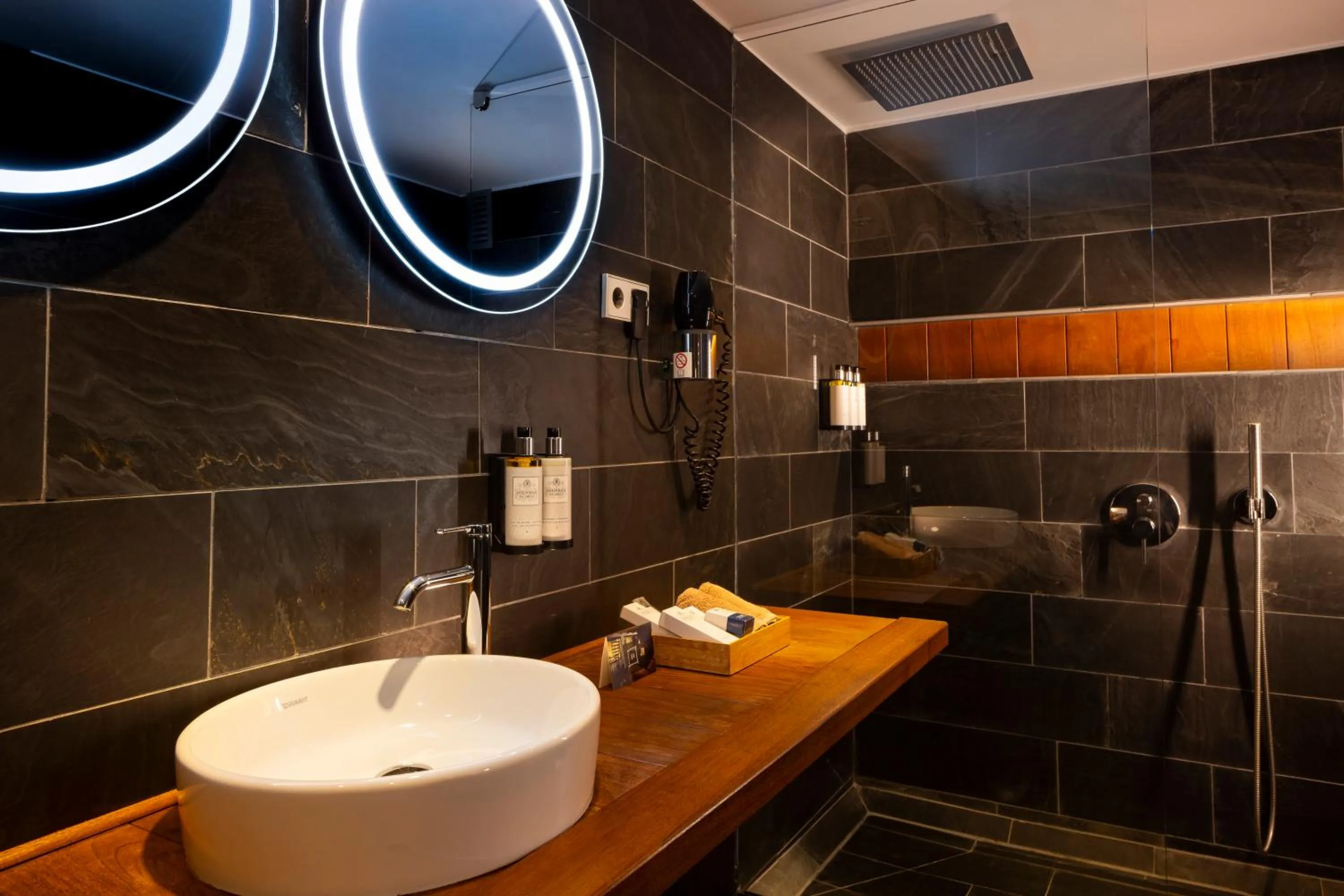 Shower in Hotel Boutique Ses Pitreras