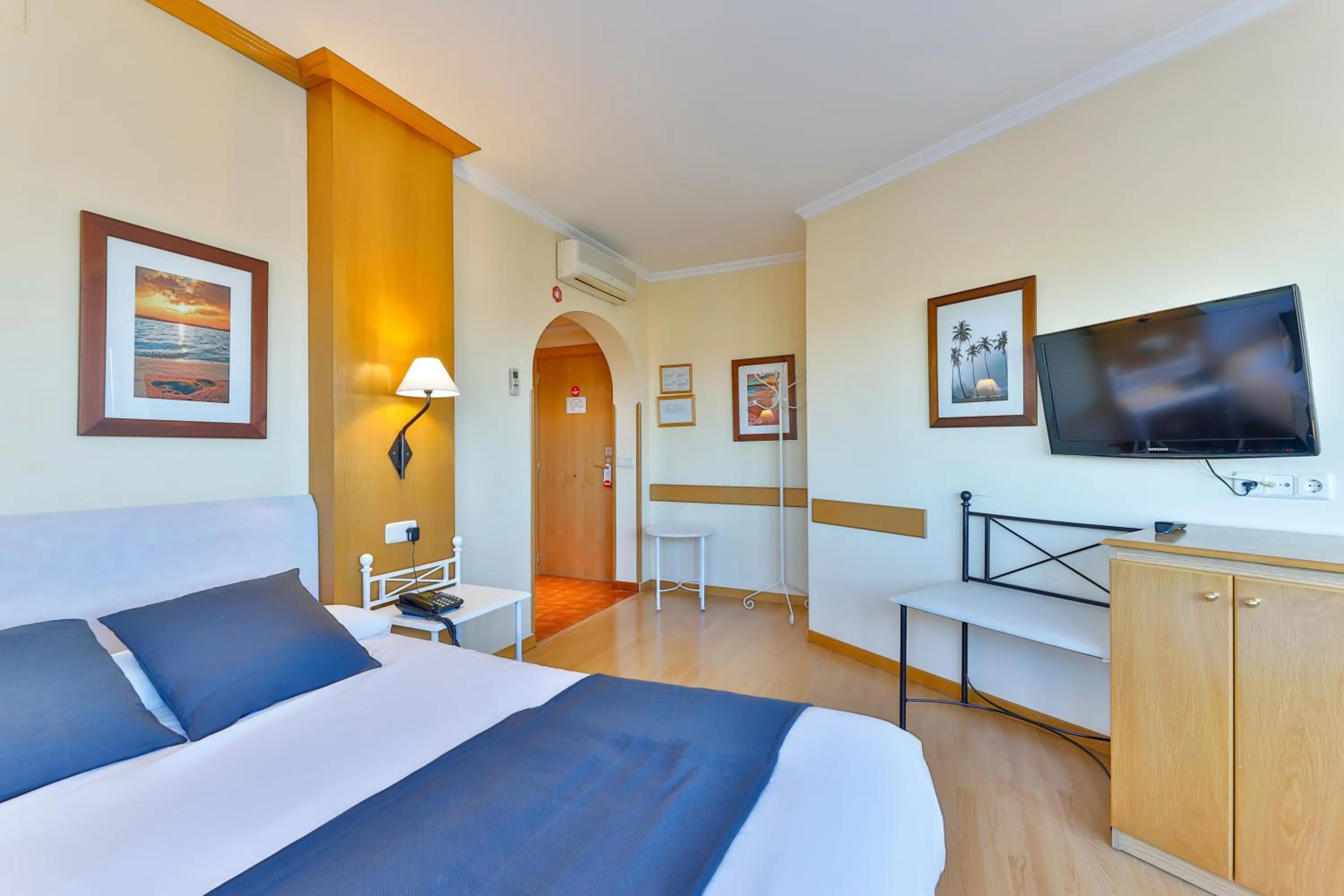 Bedroom, Bed in Área de Servicio El Cruce