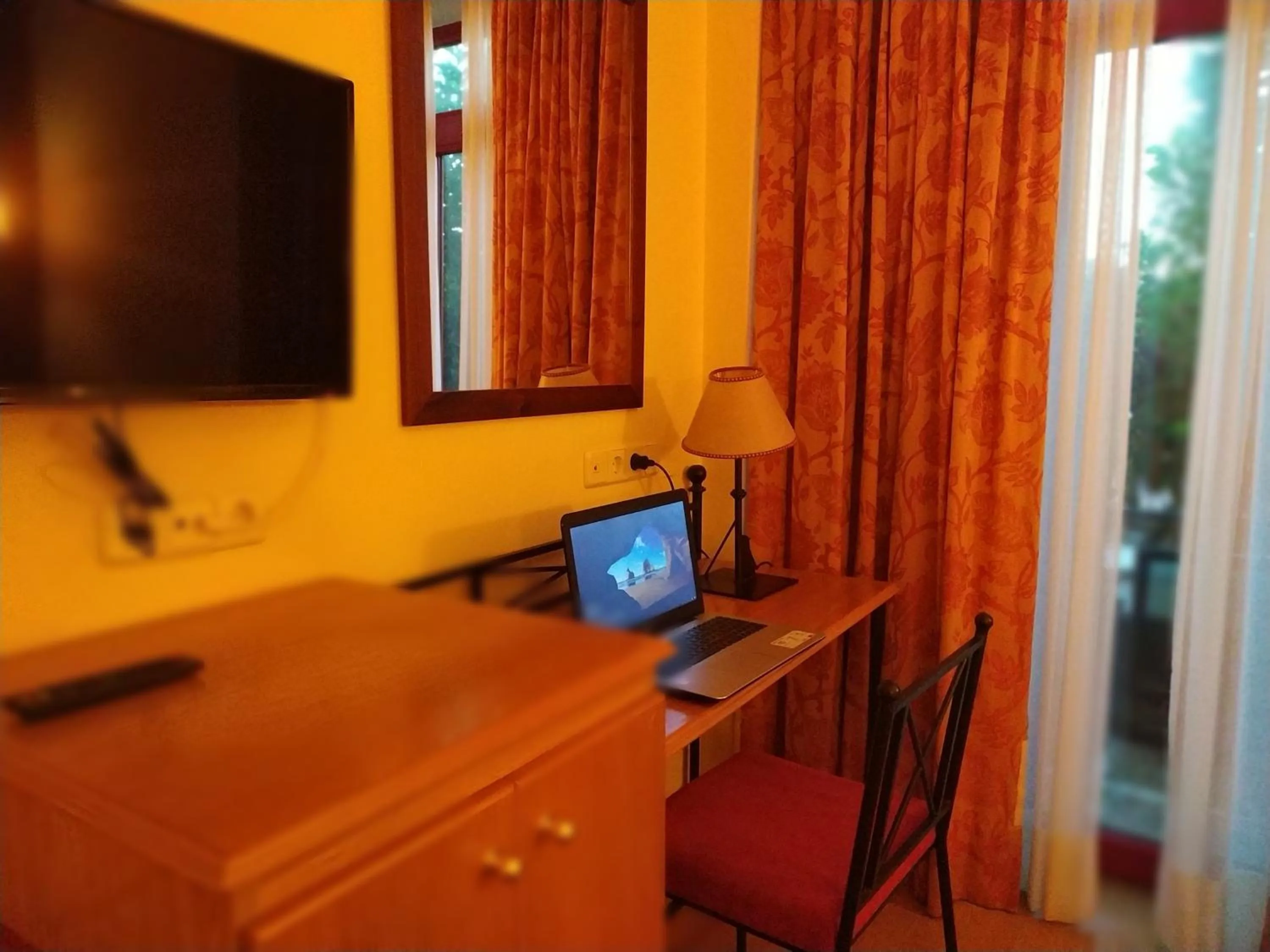 TV and multimedia in Área de Servicio El Cruce