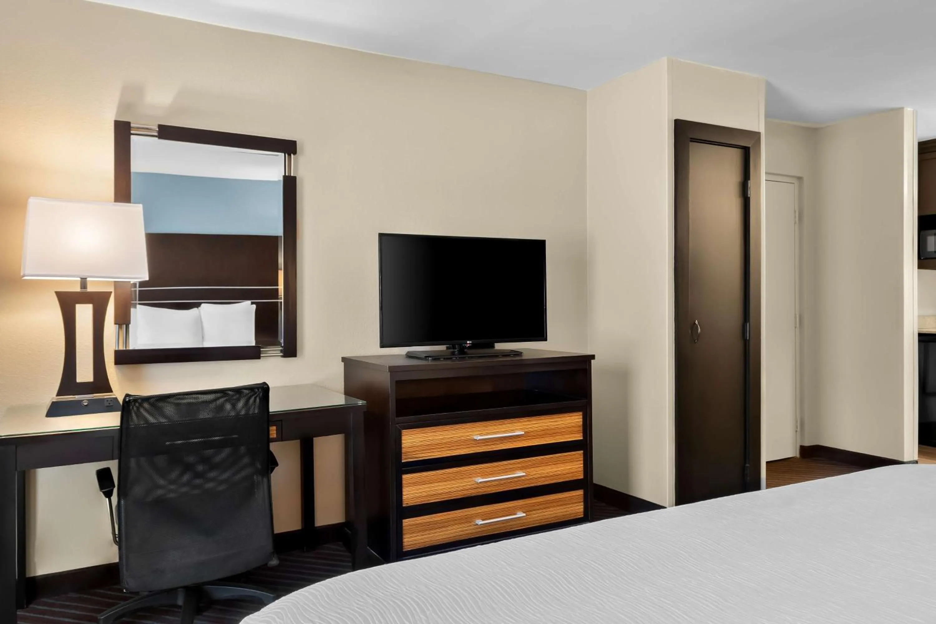 Bedroom, Bed in Best Western Newport Inn