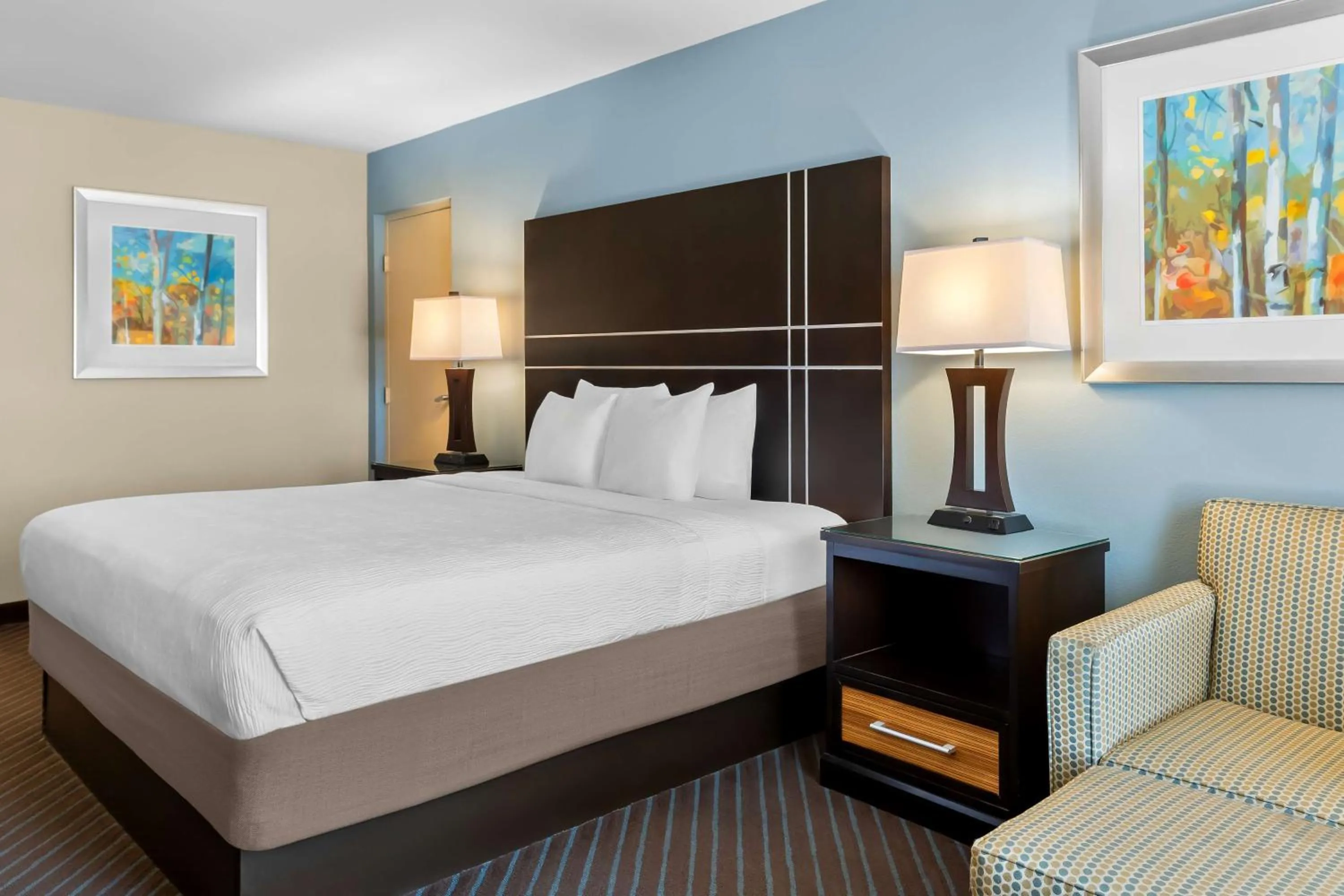 Bedroom, Bed in Best Western Newport Inn