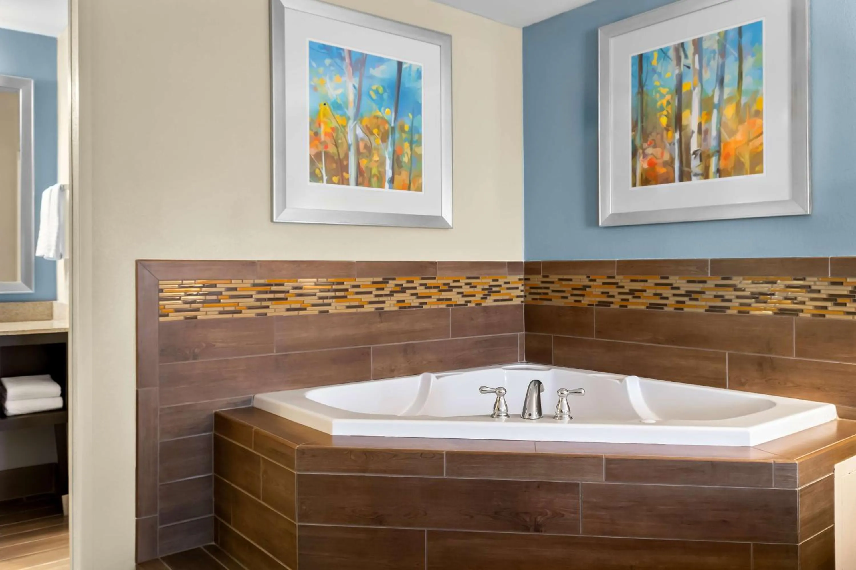 Bedroom in Best Western Newport Inn