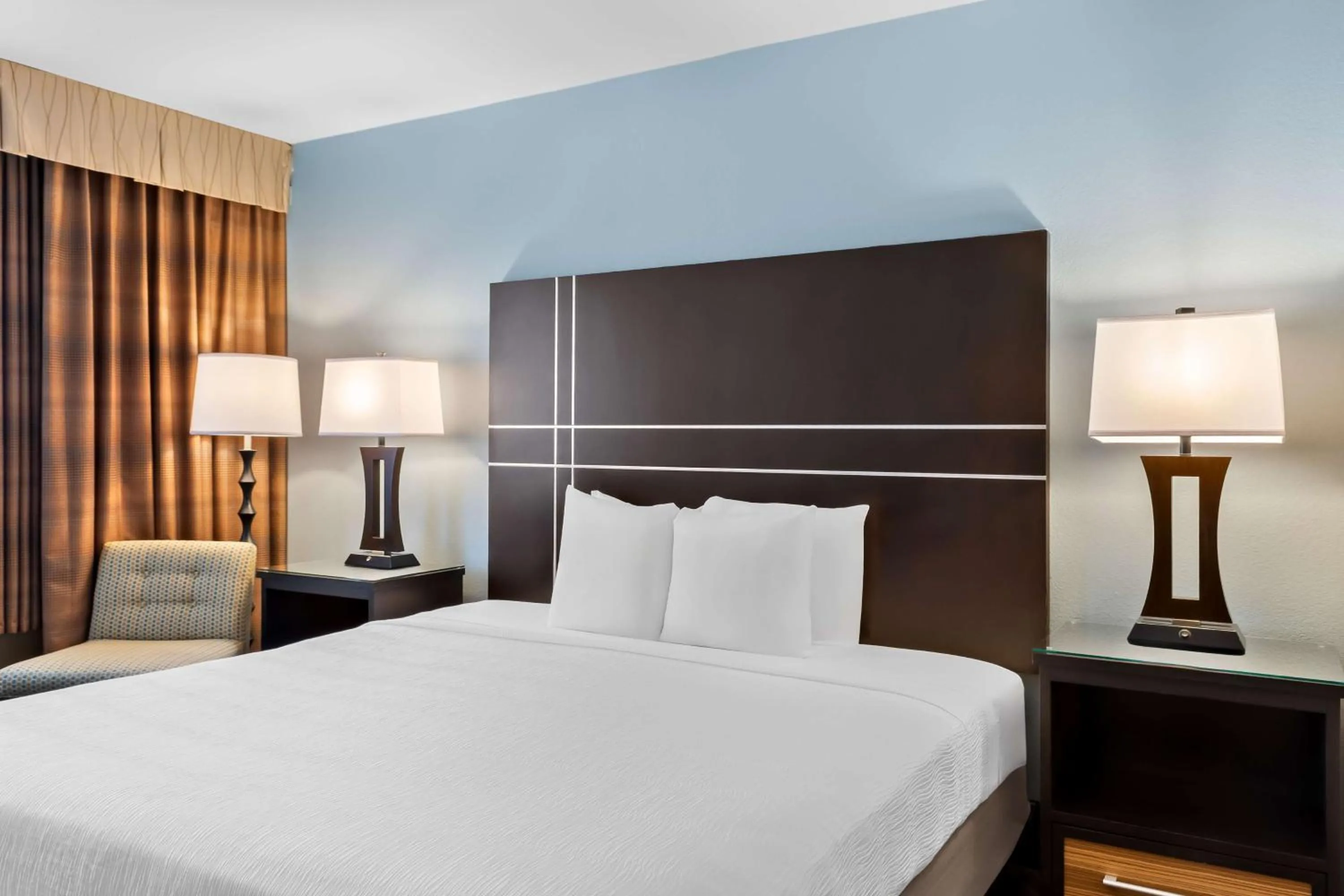 Bedroom, Bed in Best Western Newport Inn