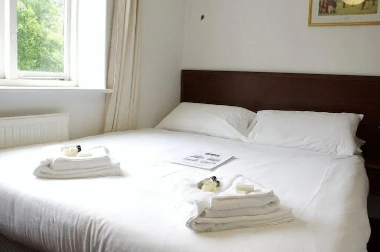 Bedroom in The George & Horn near Newbury