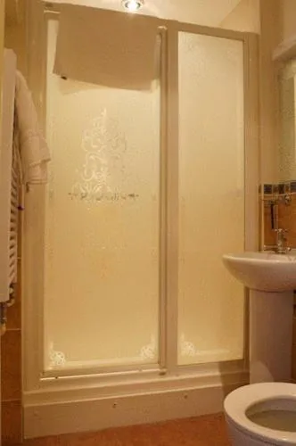 Bathroom in The George & Horn near Newbury