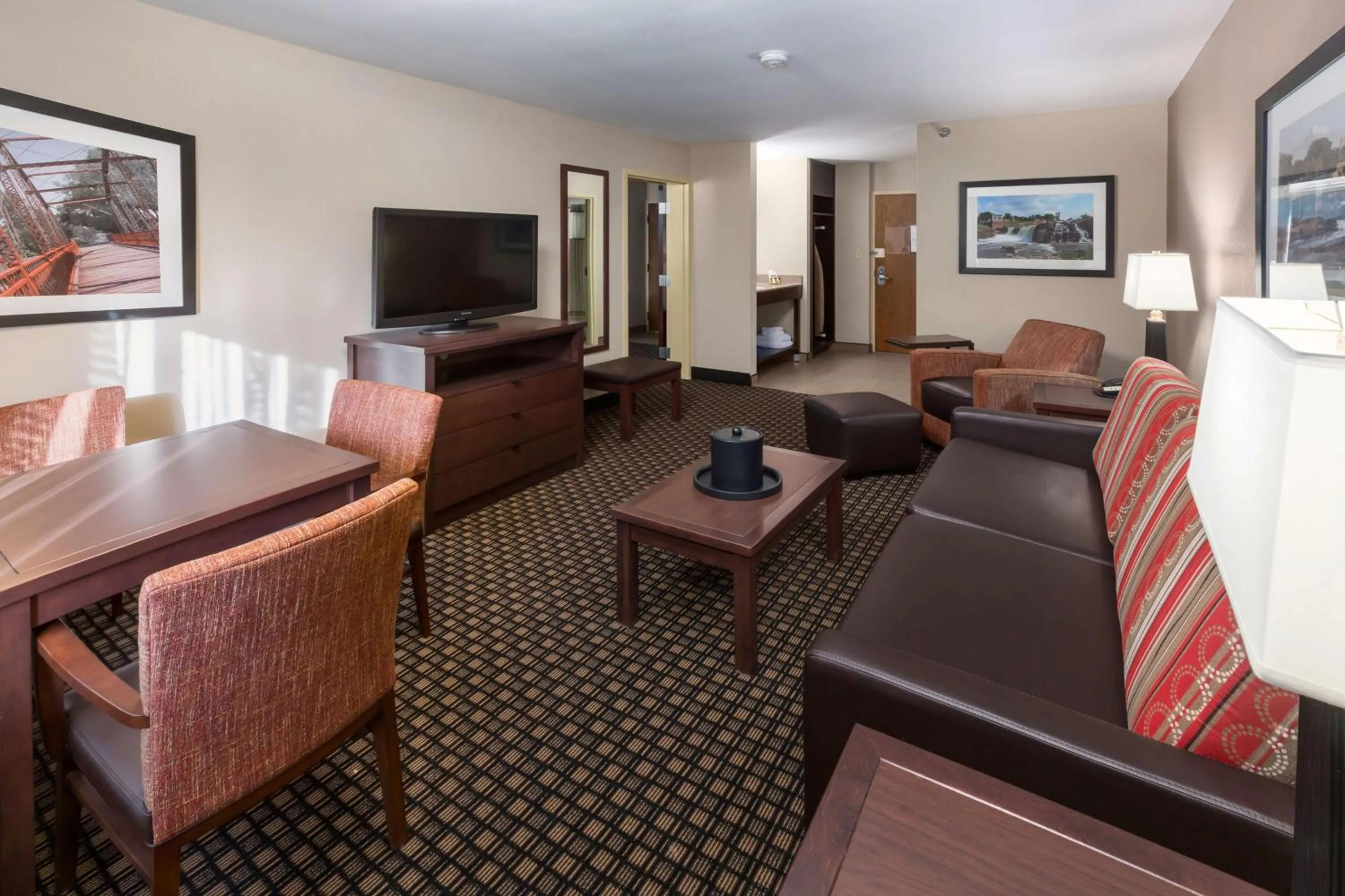 Bedroom in Best Western Plus Ramkota Hotel