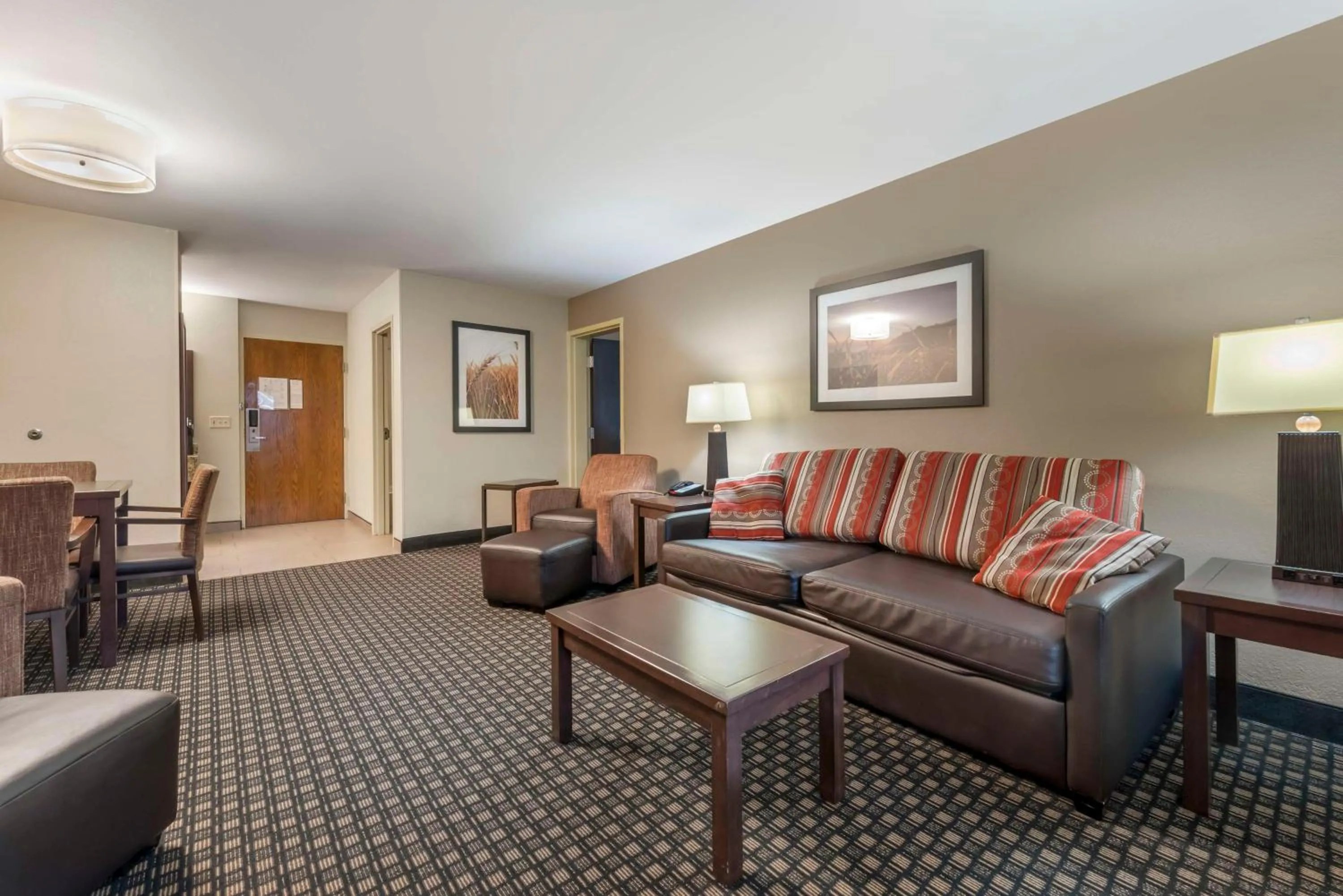 Bedroom in Best Western Plus Ramkota Hotel