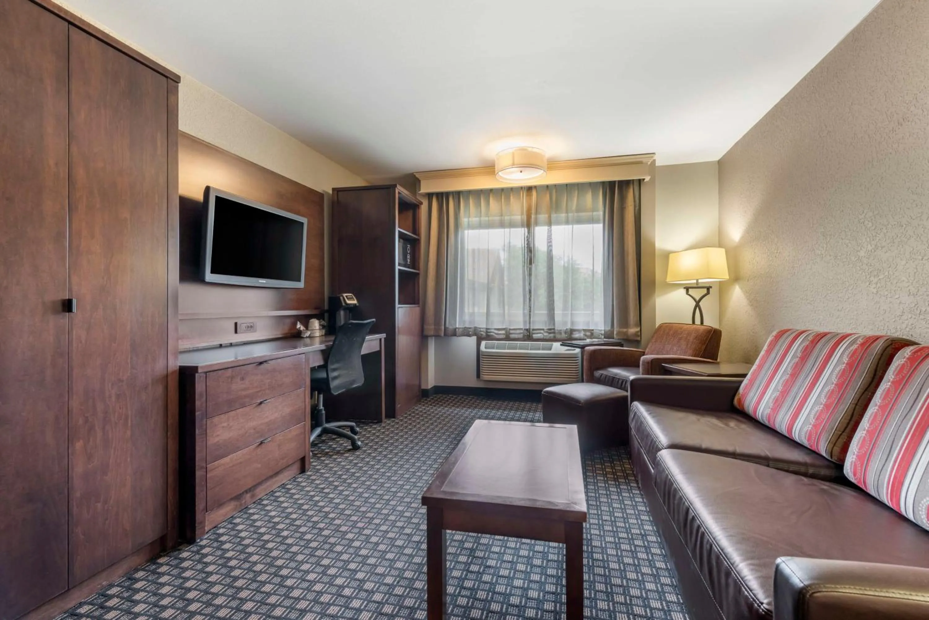 Bedroom in Best Western Plus Ramkota Hotel