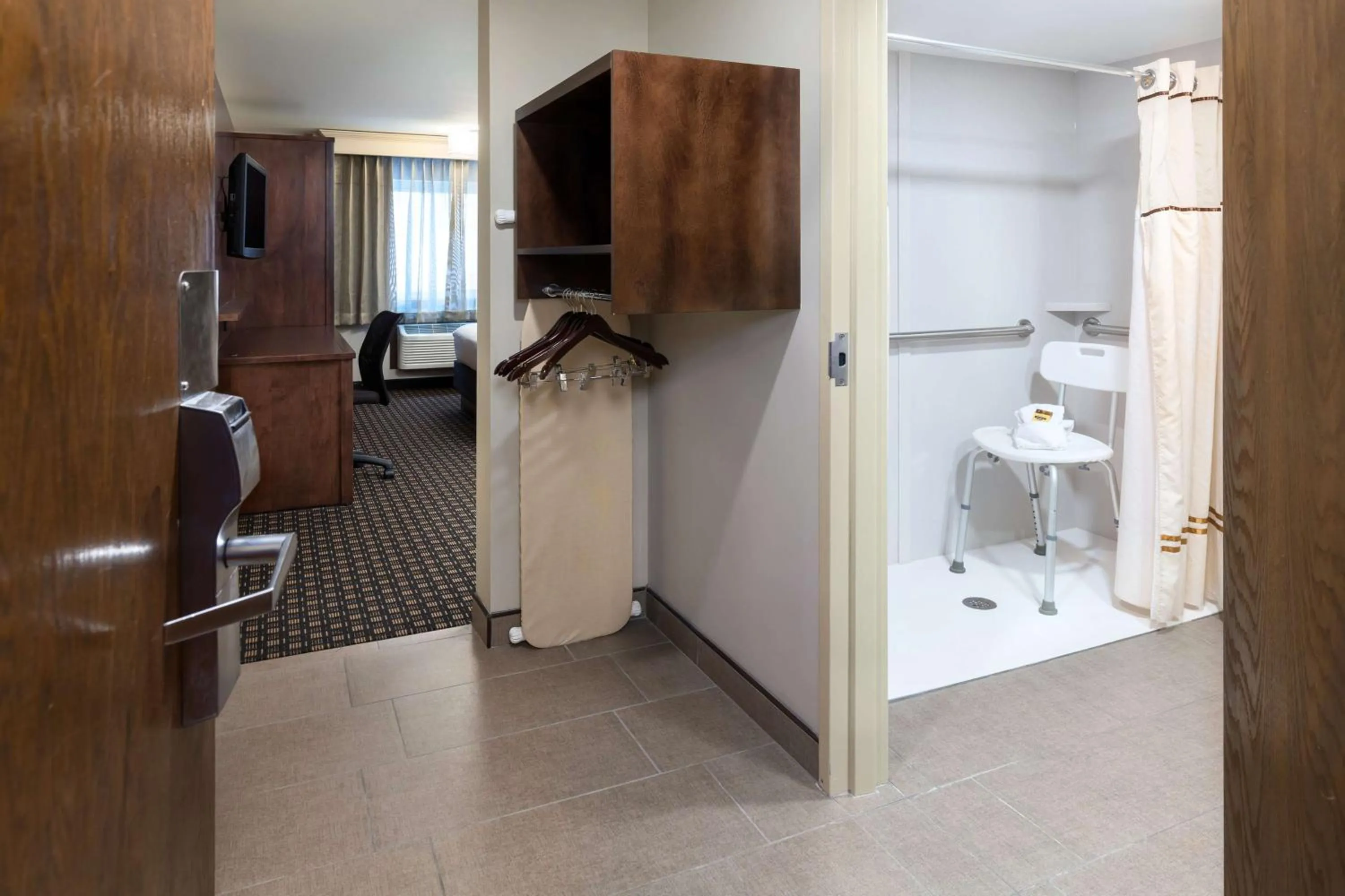 Bedroom in Best Western Plus Ramkota Hotel