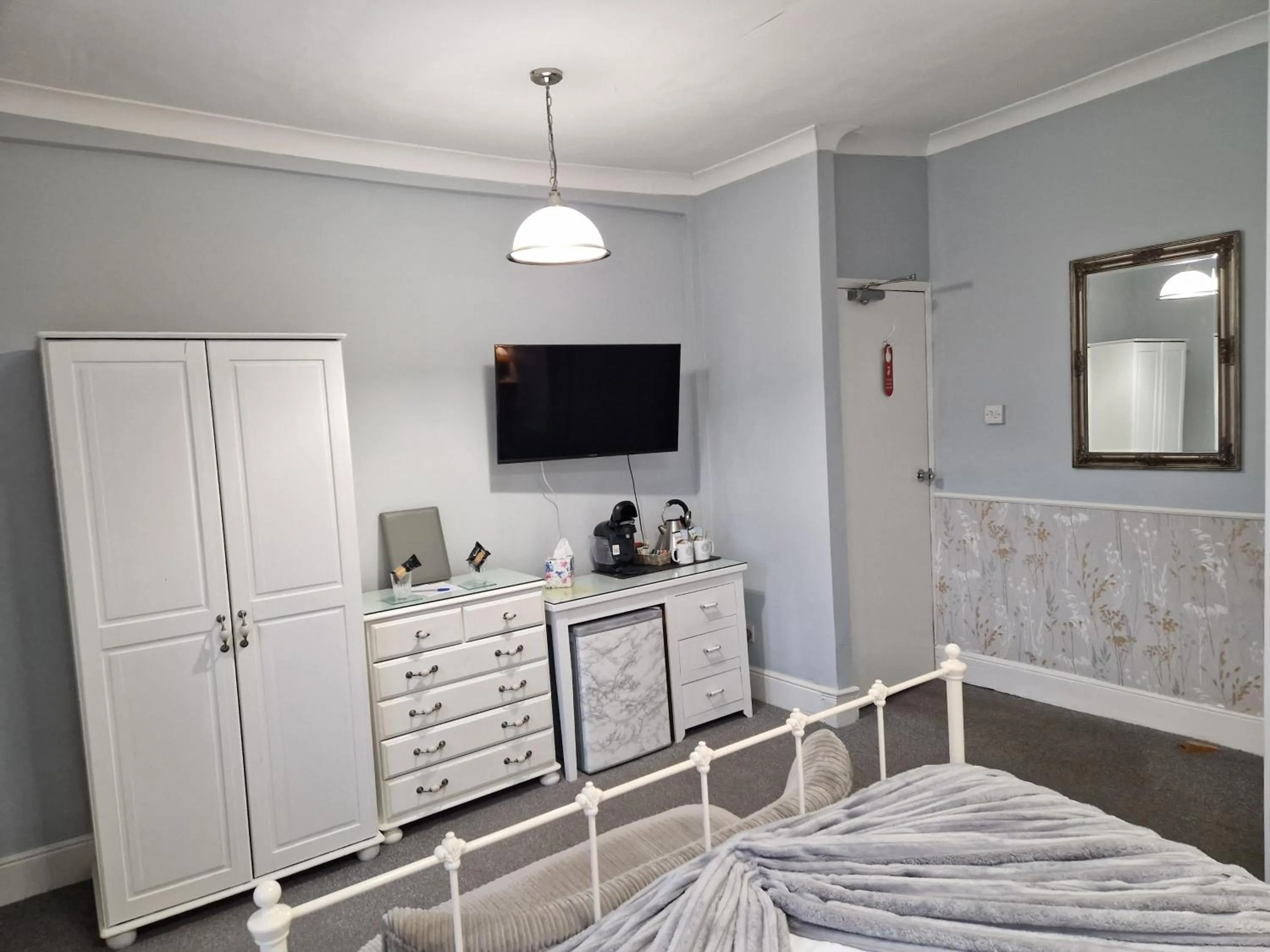 TV and multimedia, Bed in Ambassador Guest House