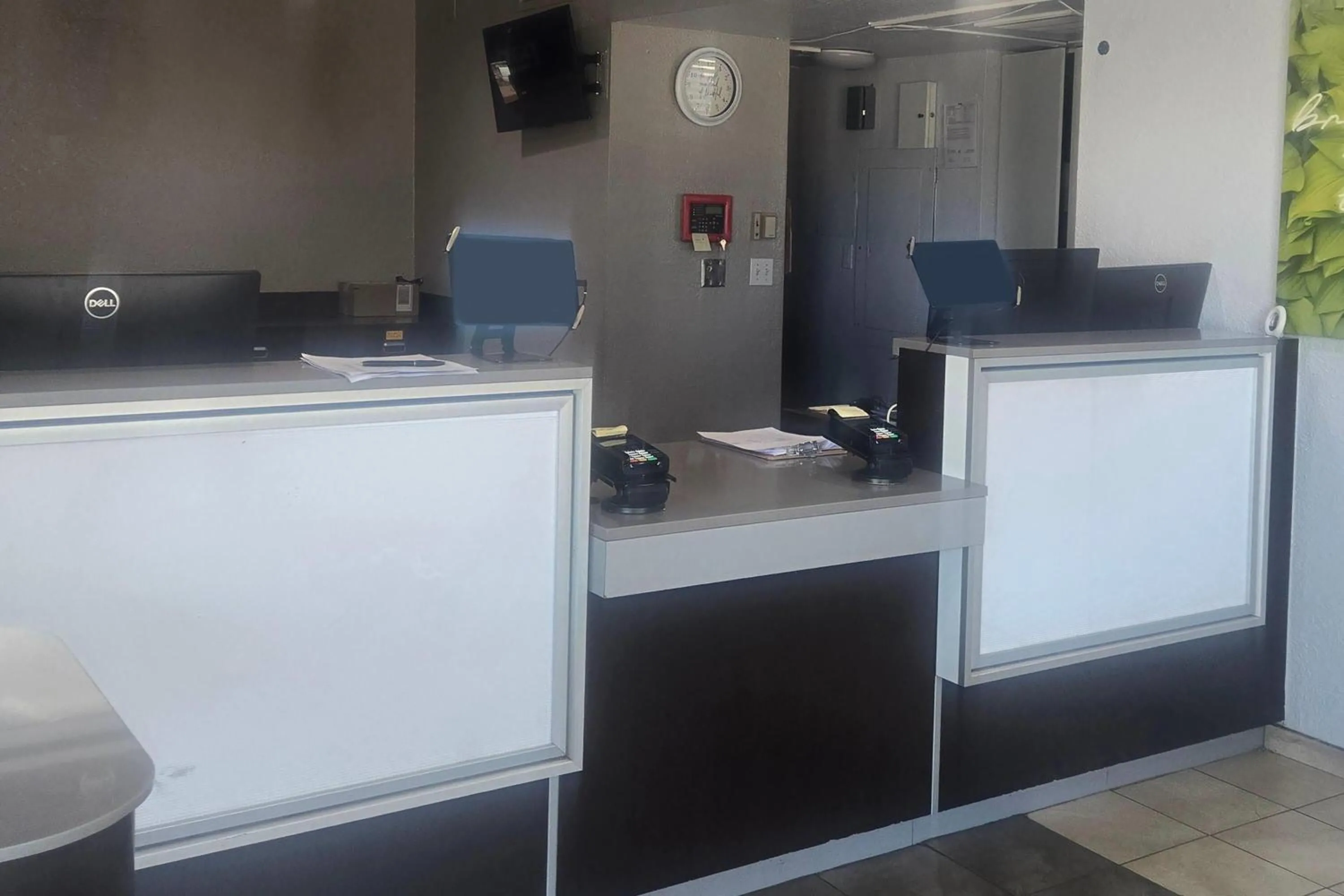 Lobby or reception in Super 8 by Wyndham Tracy