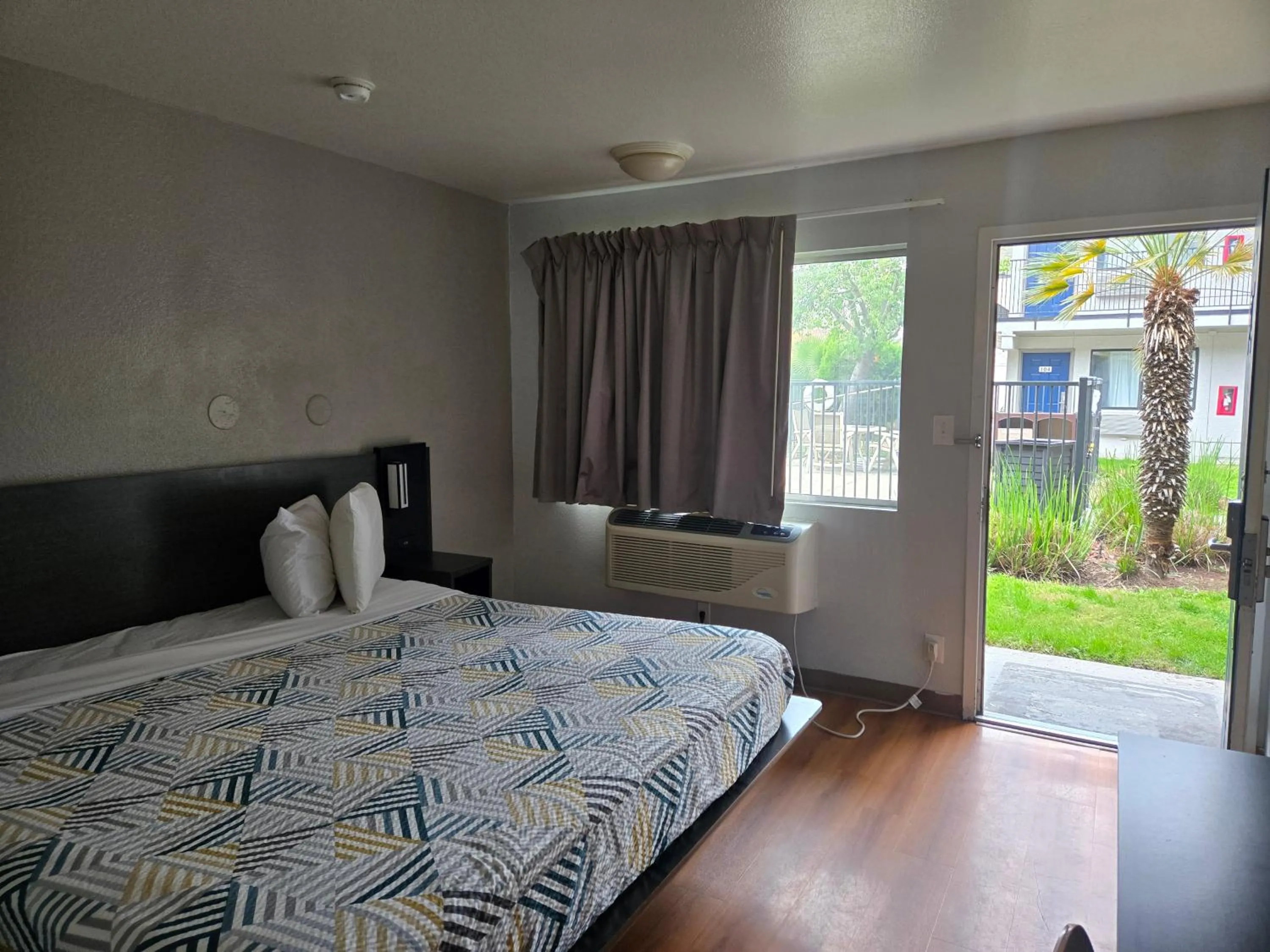 Bedroom, Bed in Super 8 by Wyndham Tracy