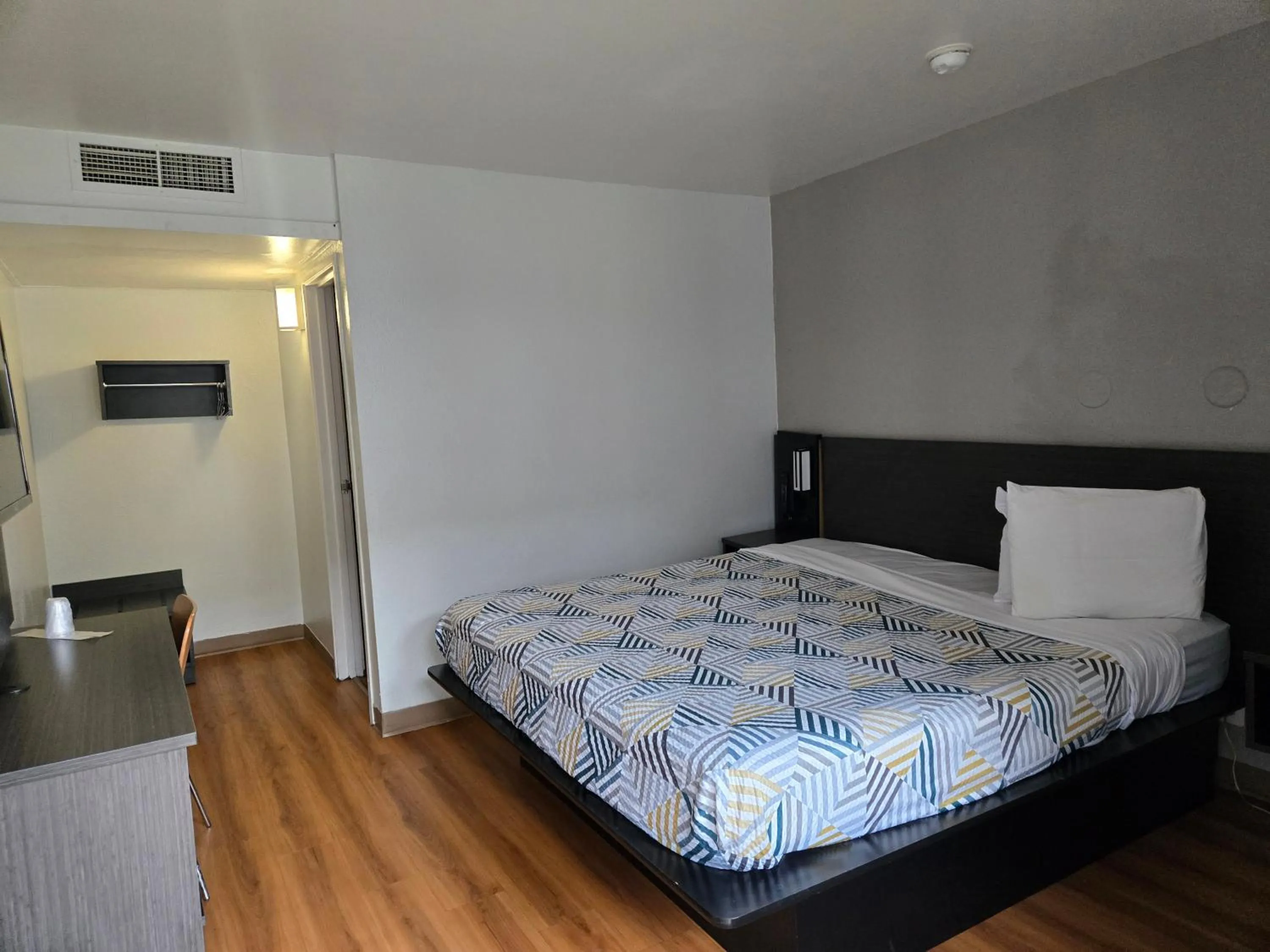 Bedroom, Bed in Super 8 by Wyndham Tracy