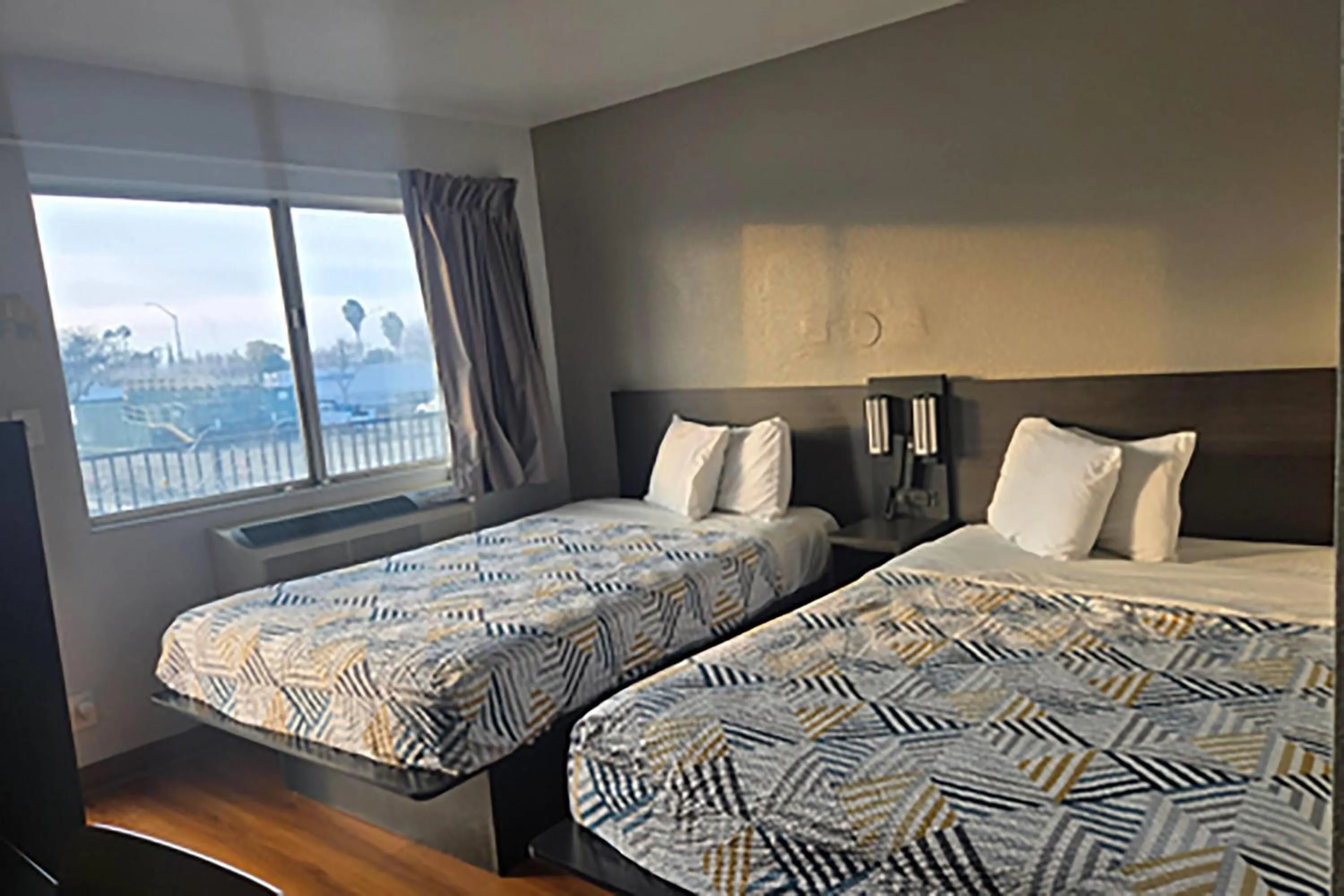 Photo of the whole room, Bed in Super 8 by Wyndham Tracy