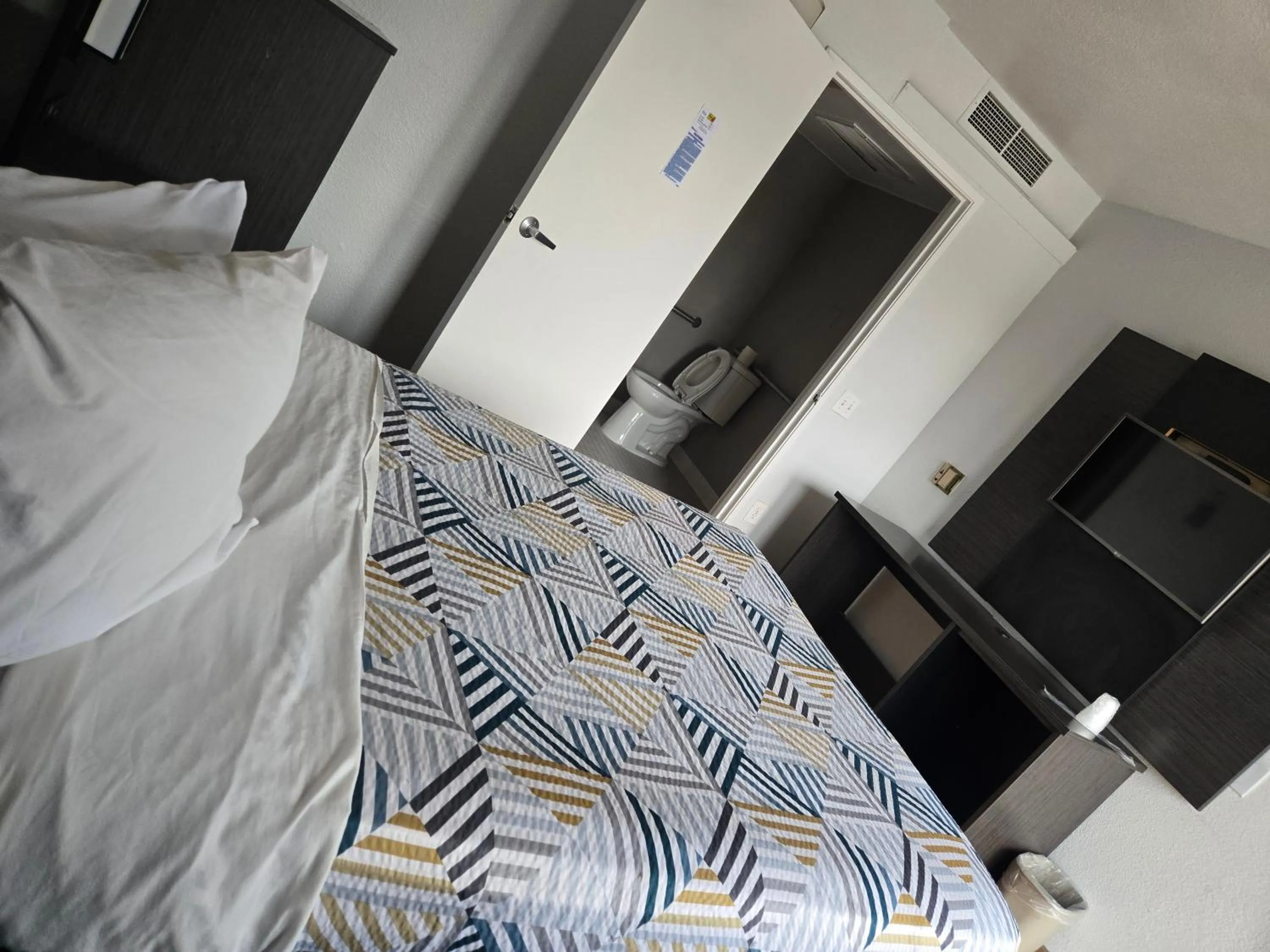 Bedroom, Bed in Super 8 by Wyndham Tracy