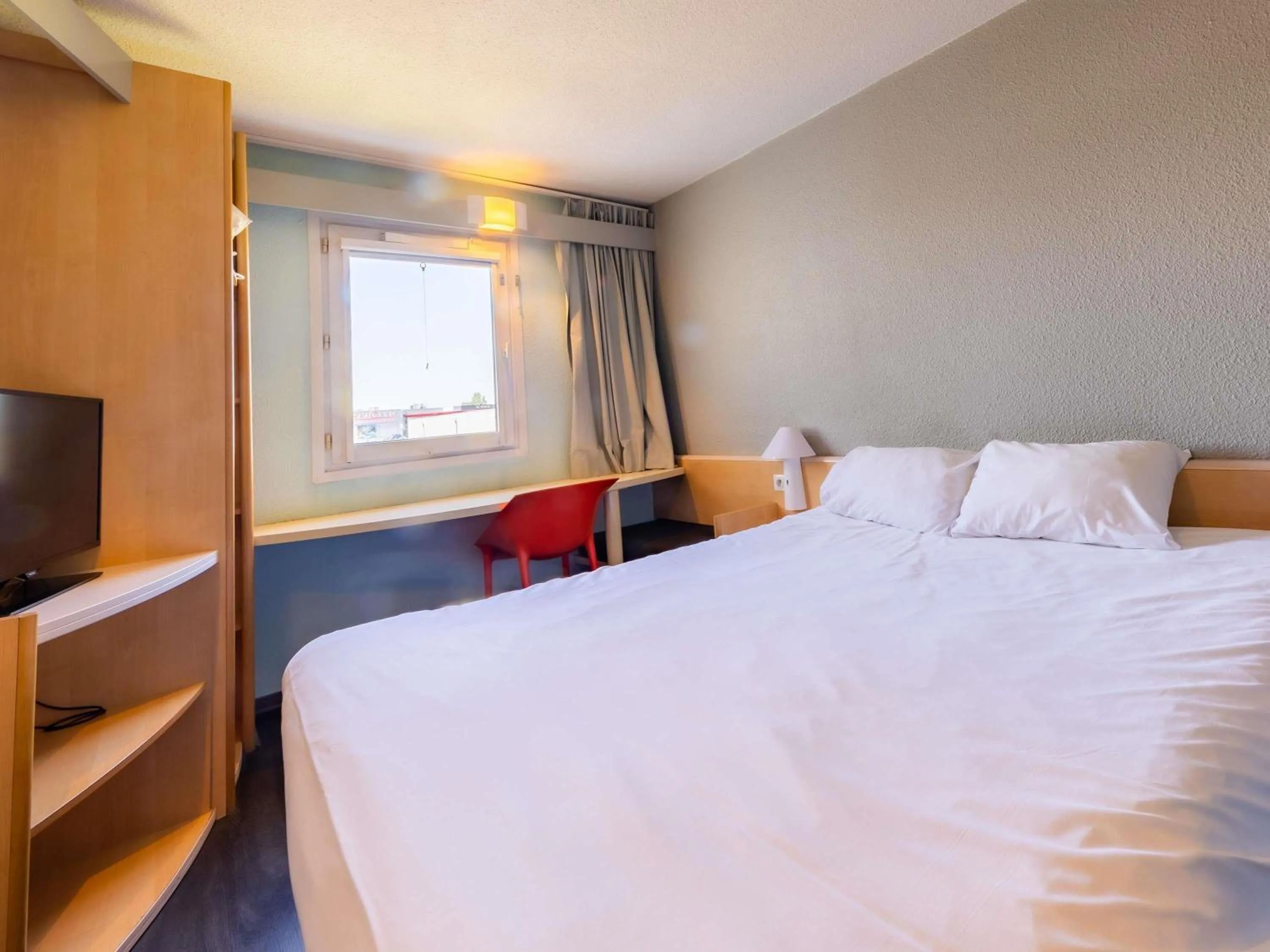 Property building, Bed in ibis Vesoul