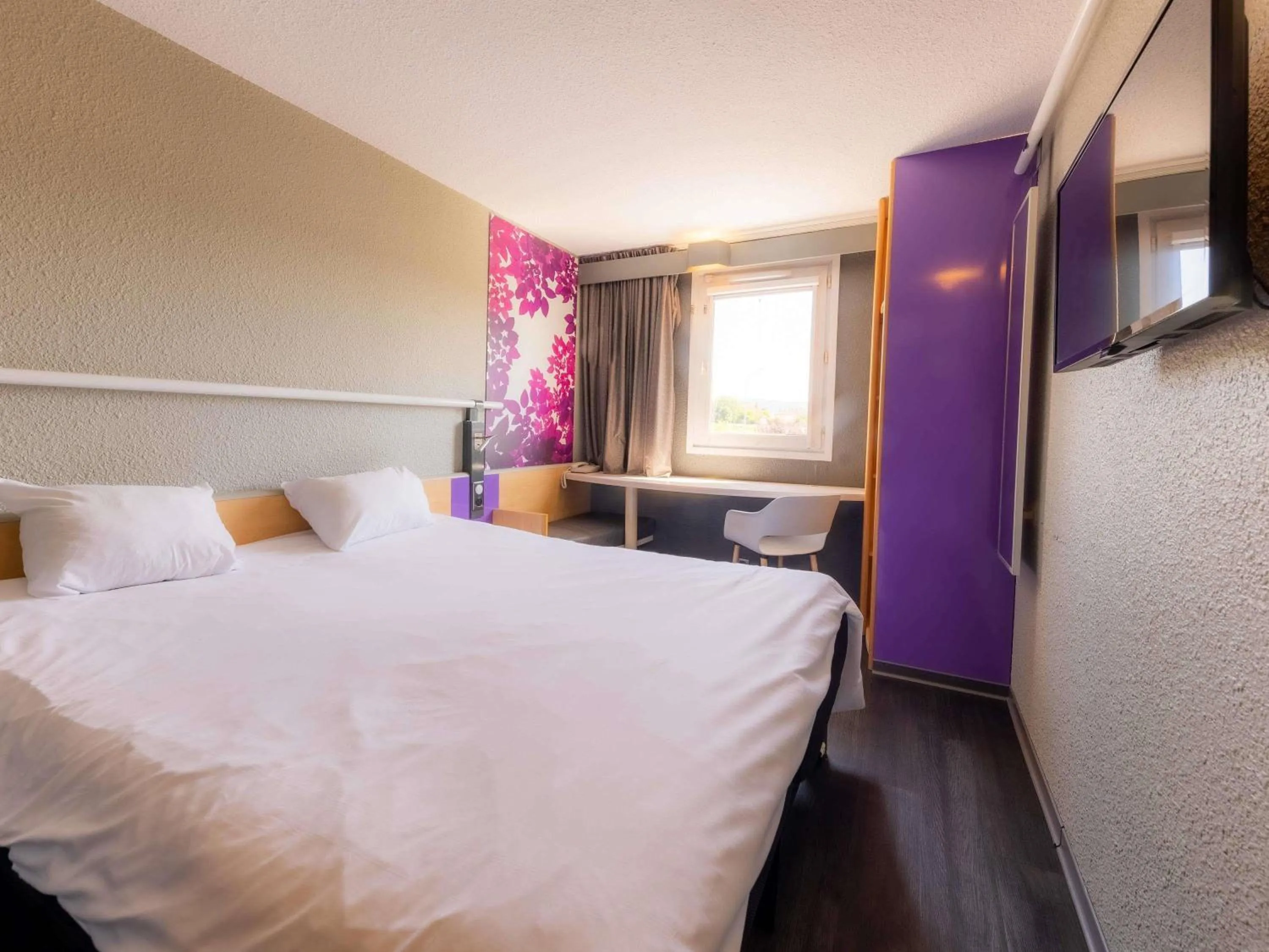 Bedroom, Bed in ibis Vesoul