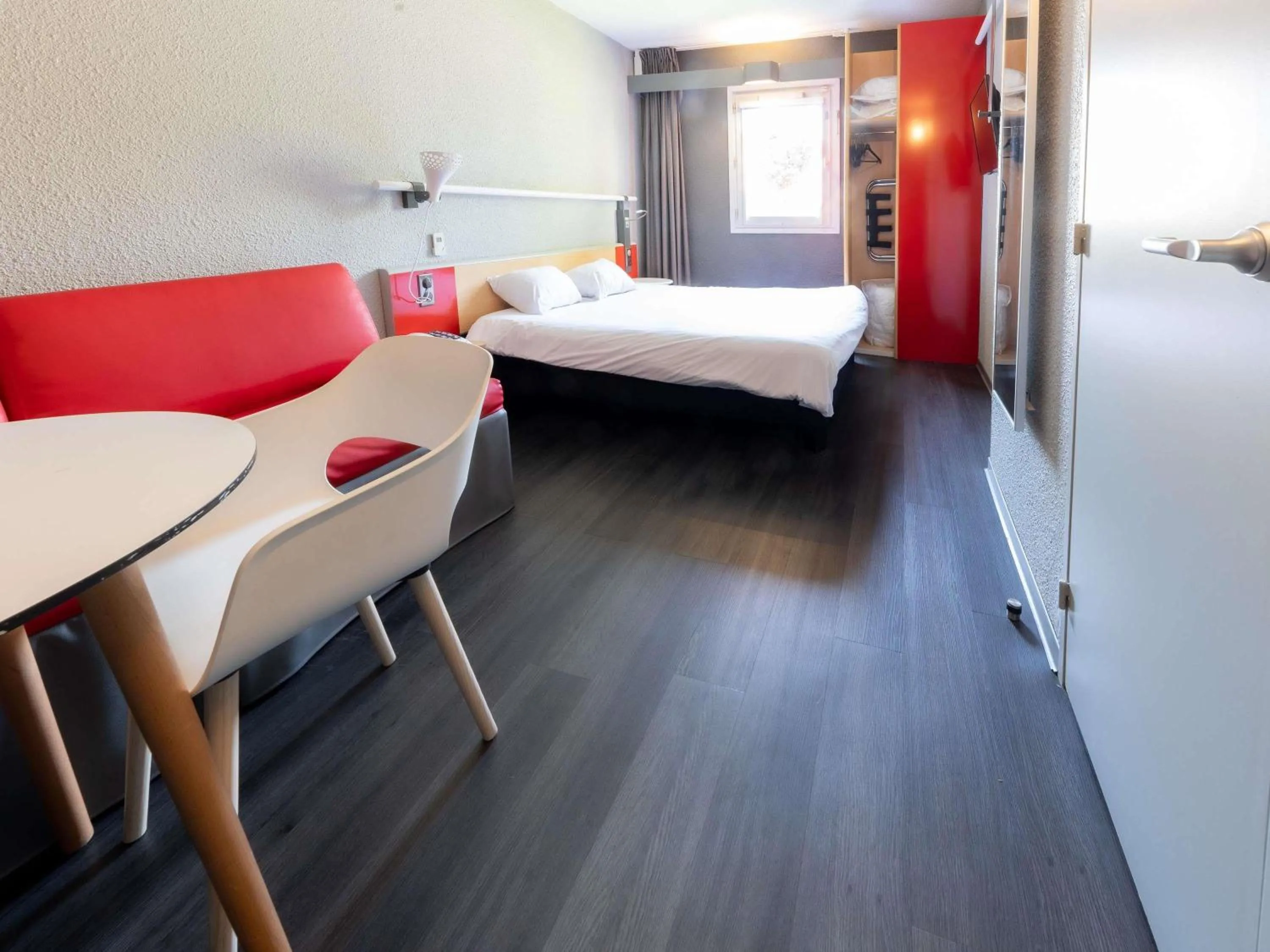 Bedroom, Bed in ibis Vesoul