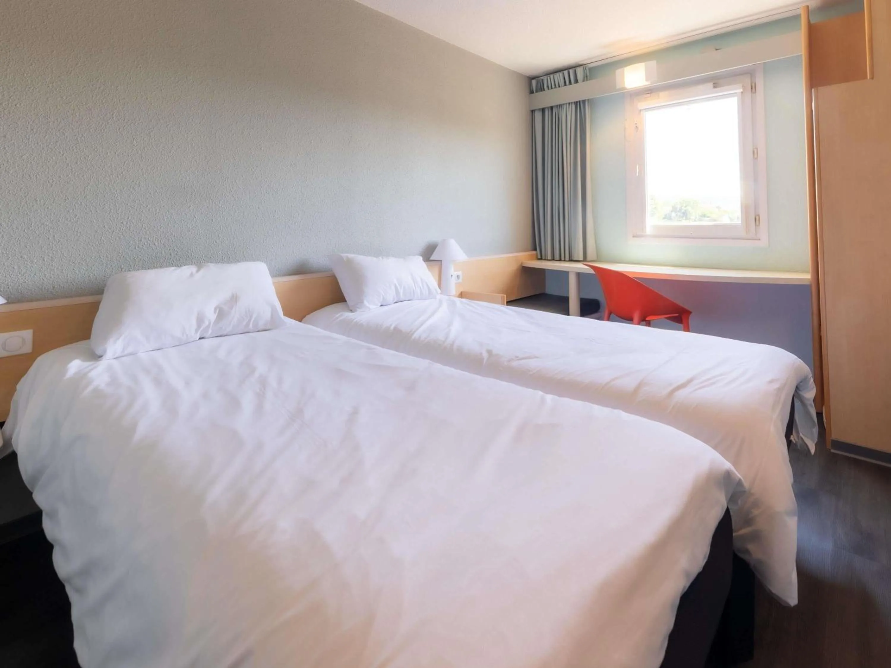 Bedroom, Bed in ibis Vesoul