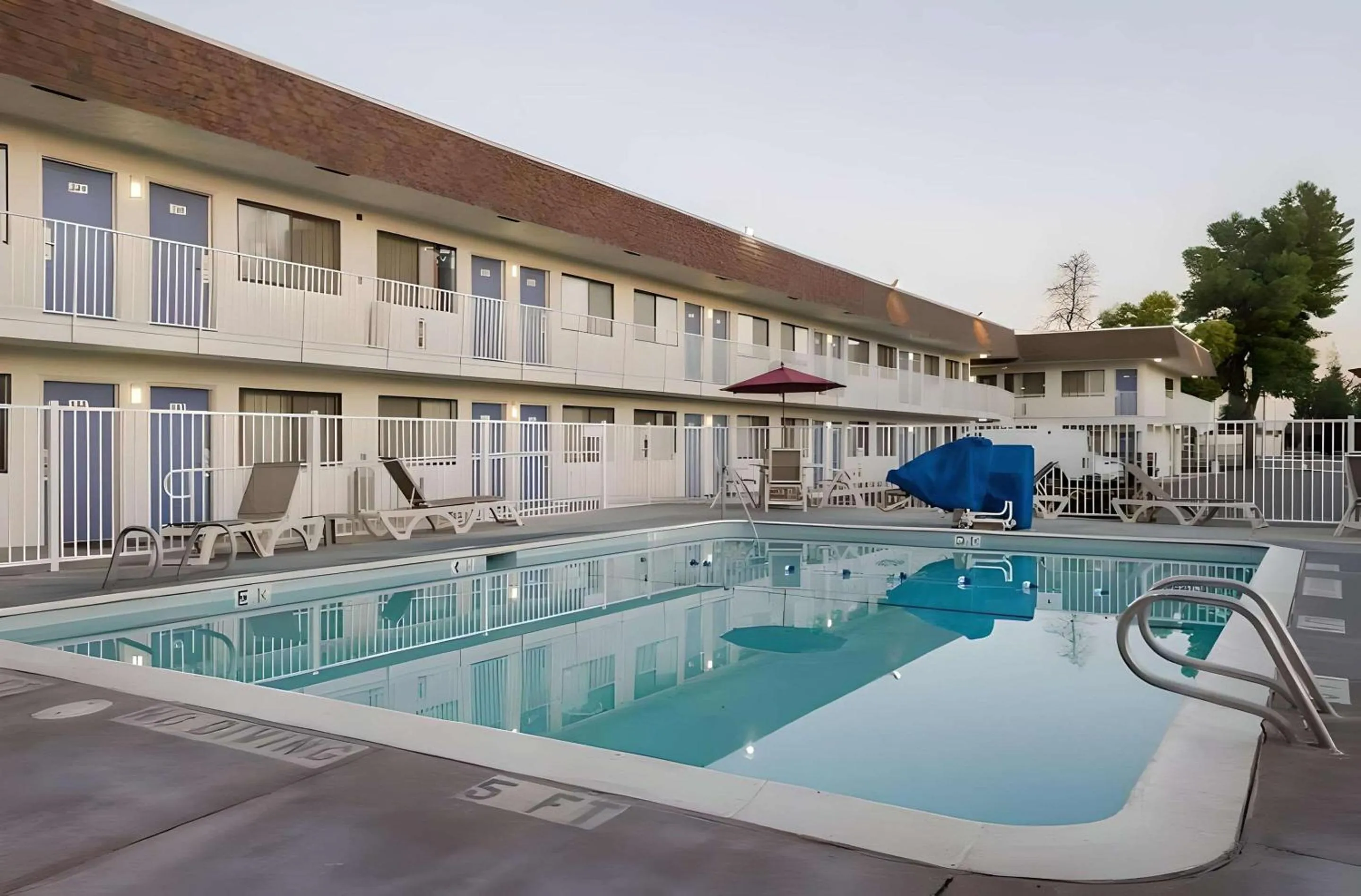 Swimming pool in Park Inn by Radisson, Turlock