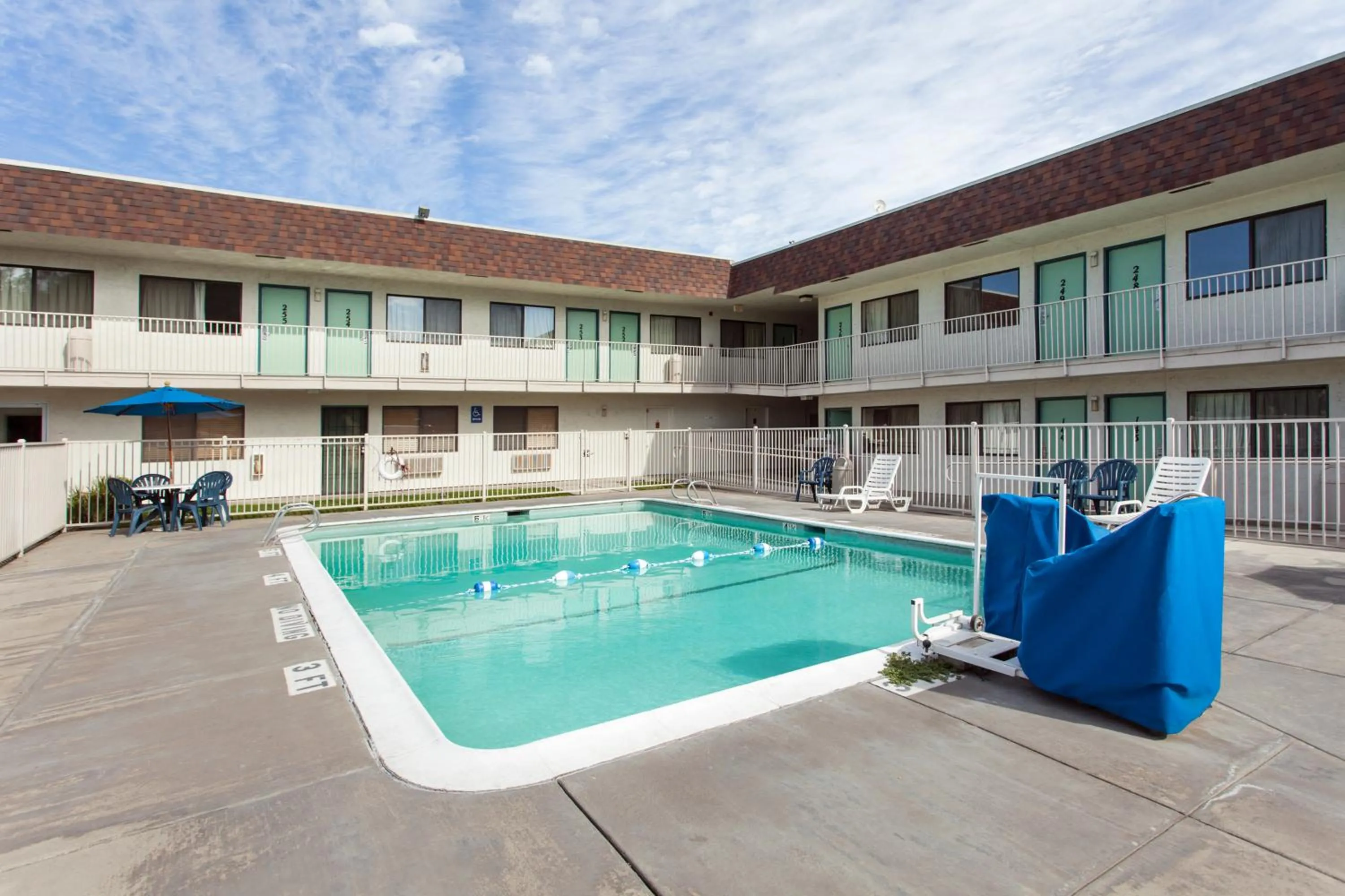 Swimming pool in Park Inn by Radisson, Turlock