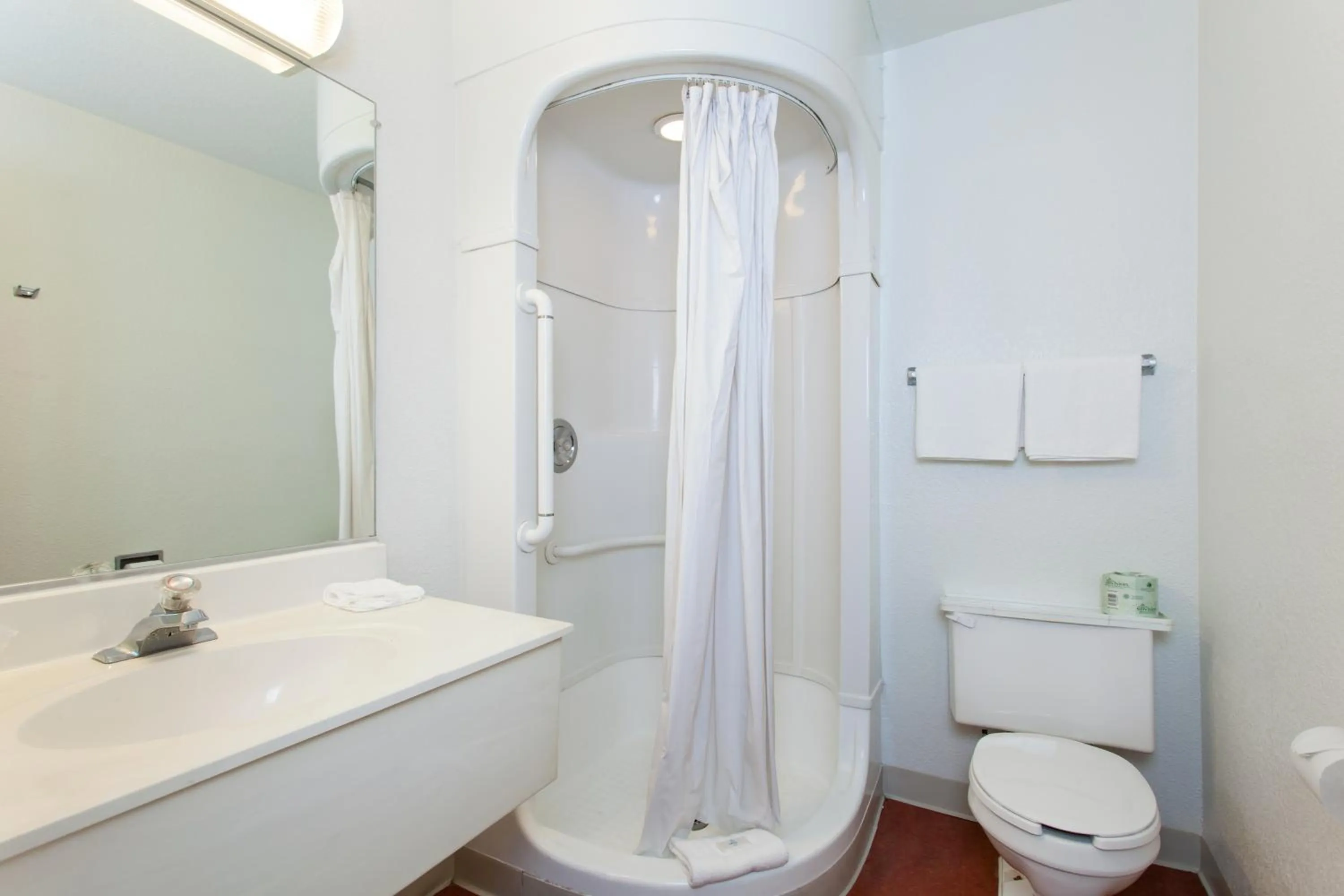 Shower in Park Inn by Radisson, Turlock