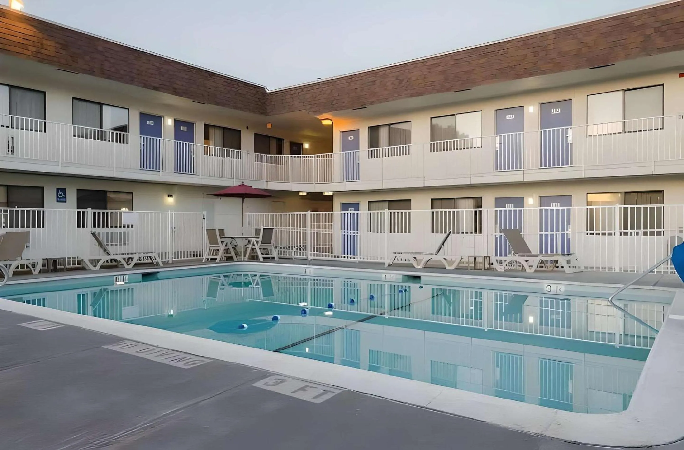 Swimming pool in Park Inn by Radisson, Turlock