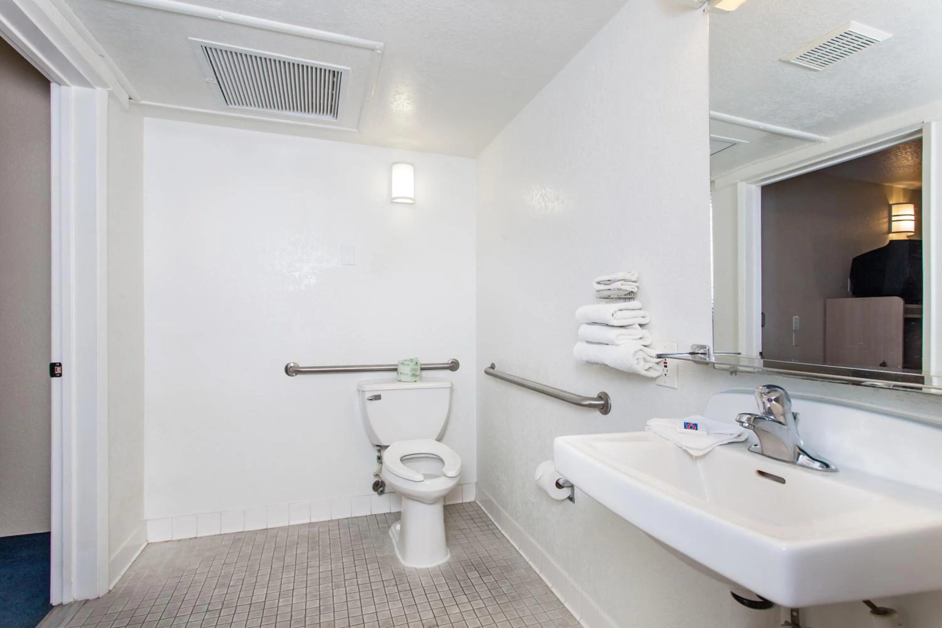 Bathroom in Park Inn by Radisson, Turlock