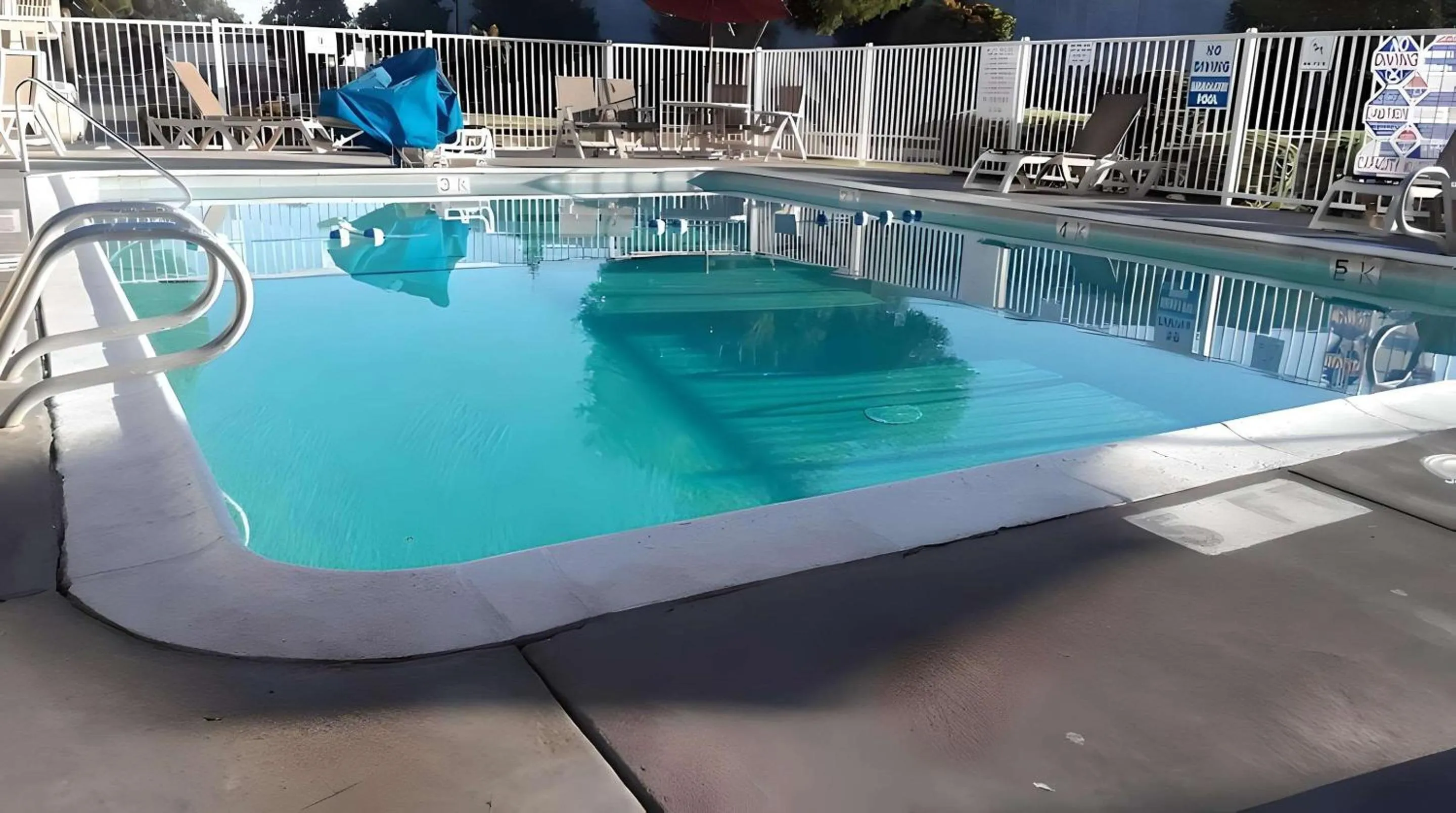 Swimming pool in Park Inn by Radisson, Turlock