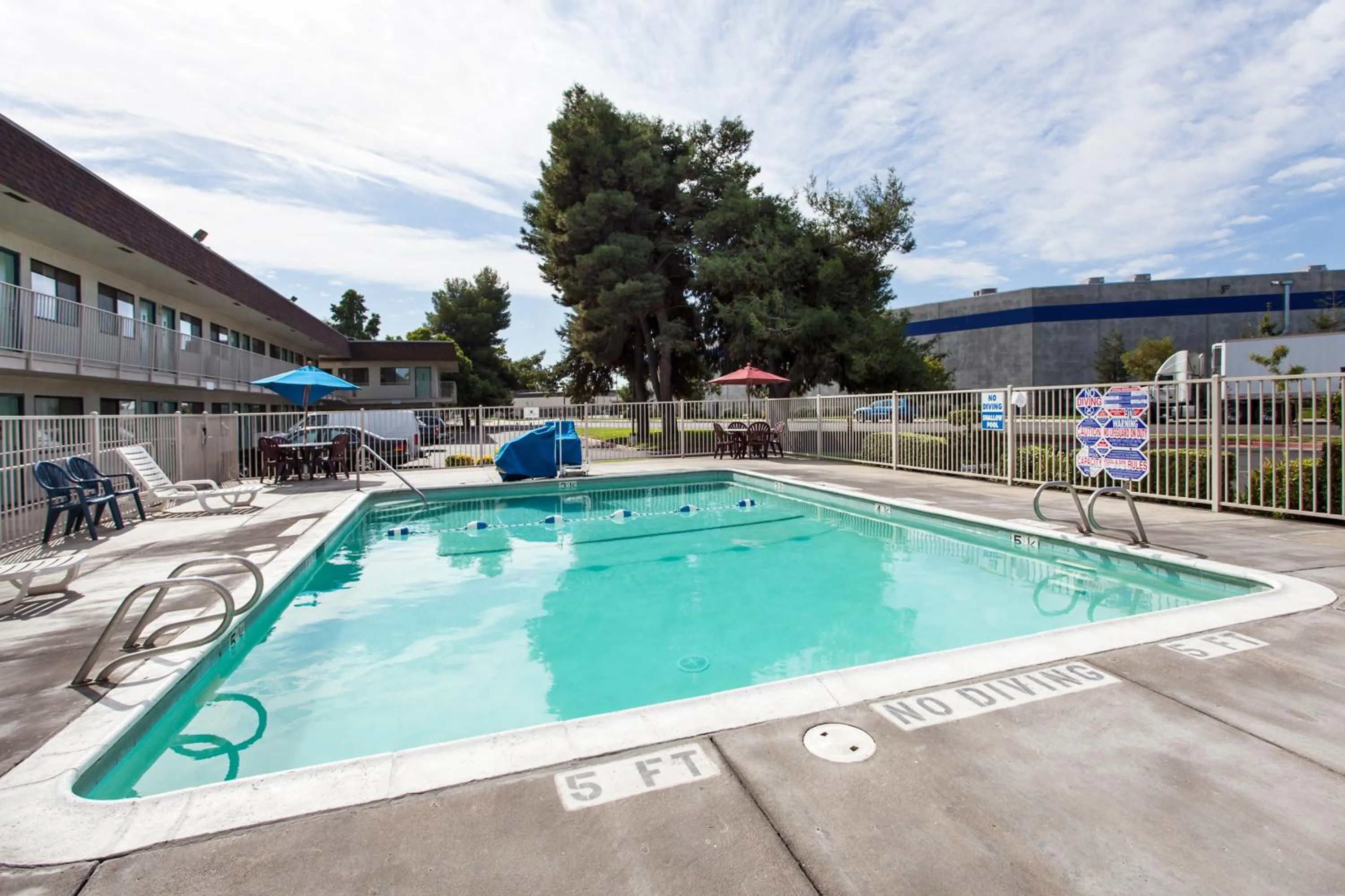 Swimming pool in Park Inn by Radisson, Turlock