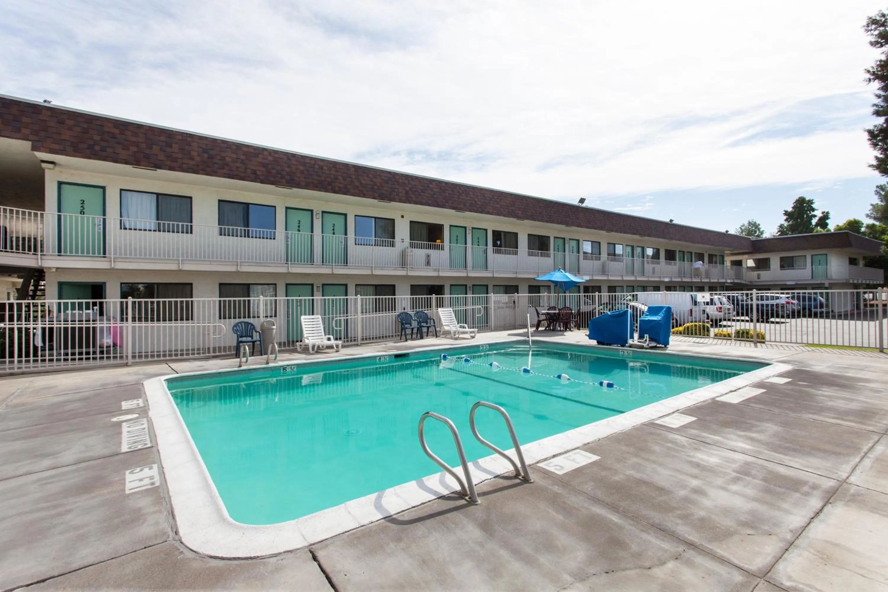 Swimming pool in Park Inn by Radisson, Turlock