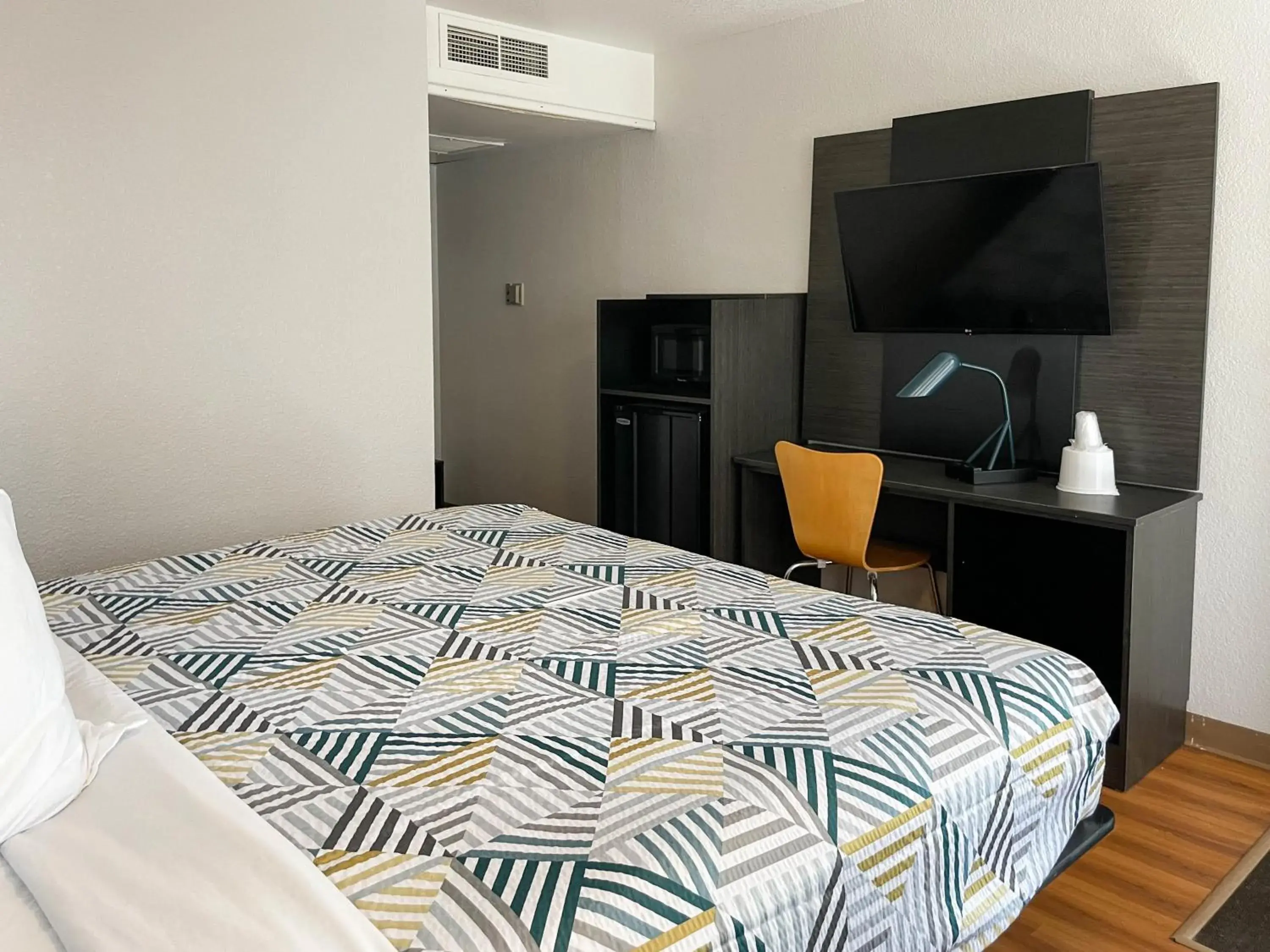 Bed in Motel 6 Cheyenne, WY Bed in Motel 6 Cheyenne, WY