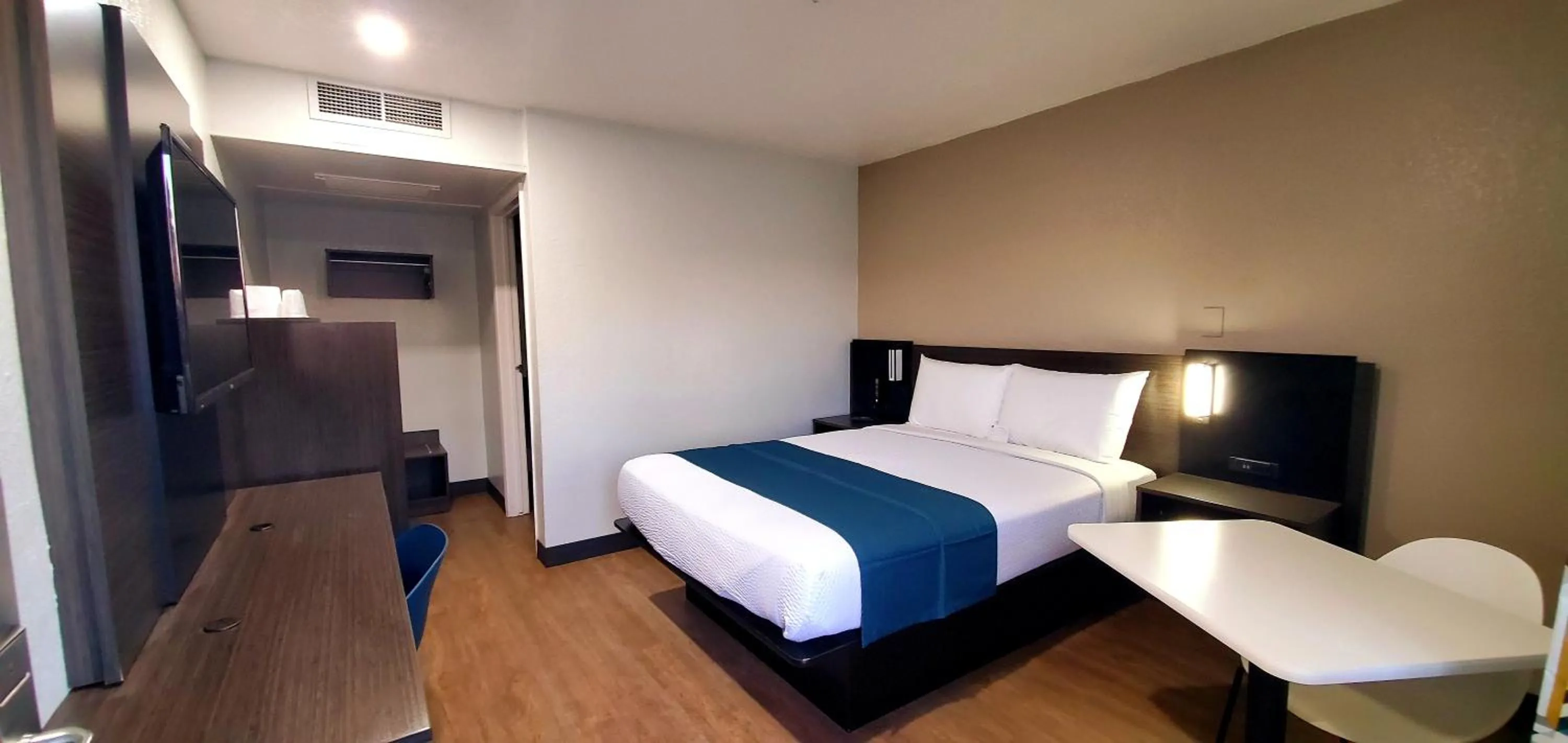 Bedroom, Bed in Motel 6-Palmdale, CA