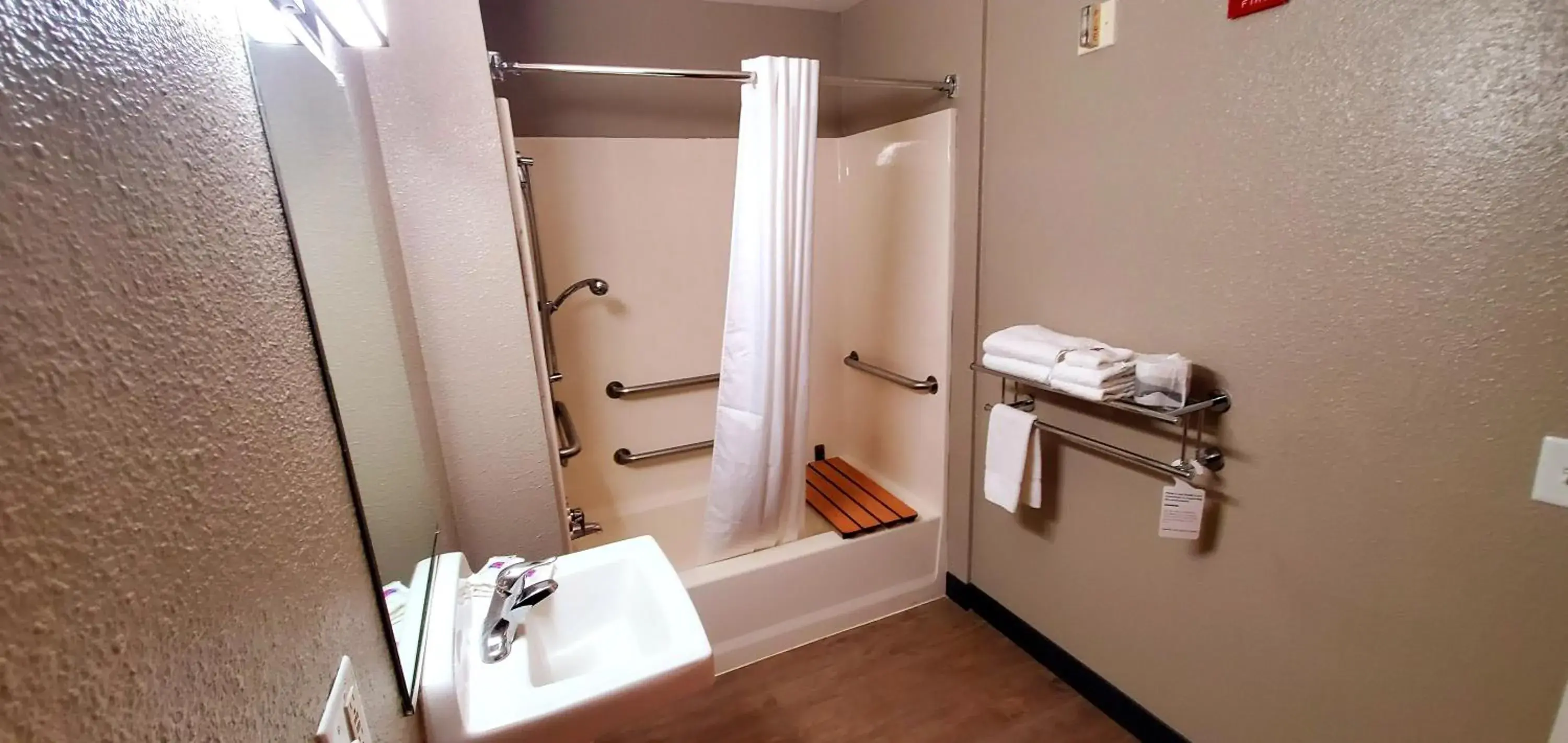 Quadruple Room - single occupancy in Motel 6-Palmdale, CA Quadruple Room - single occupancy in Motel 6-Palmdale, CA