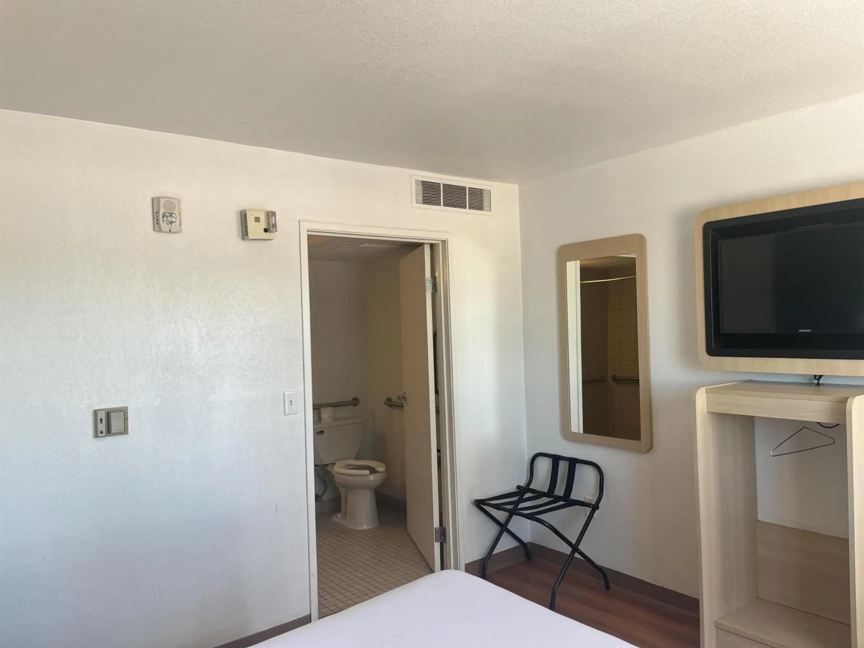 Bedroom, Bed in Motel 6 Fort Collins, CO Bedroom, Bed in Motel 6 Fort Collins, CO