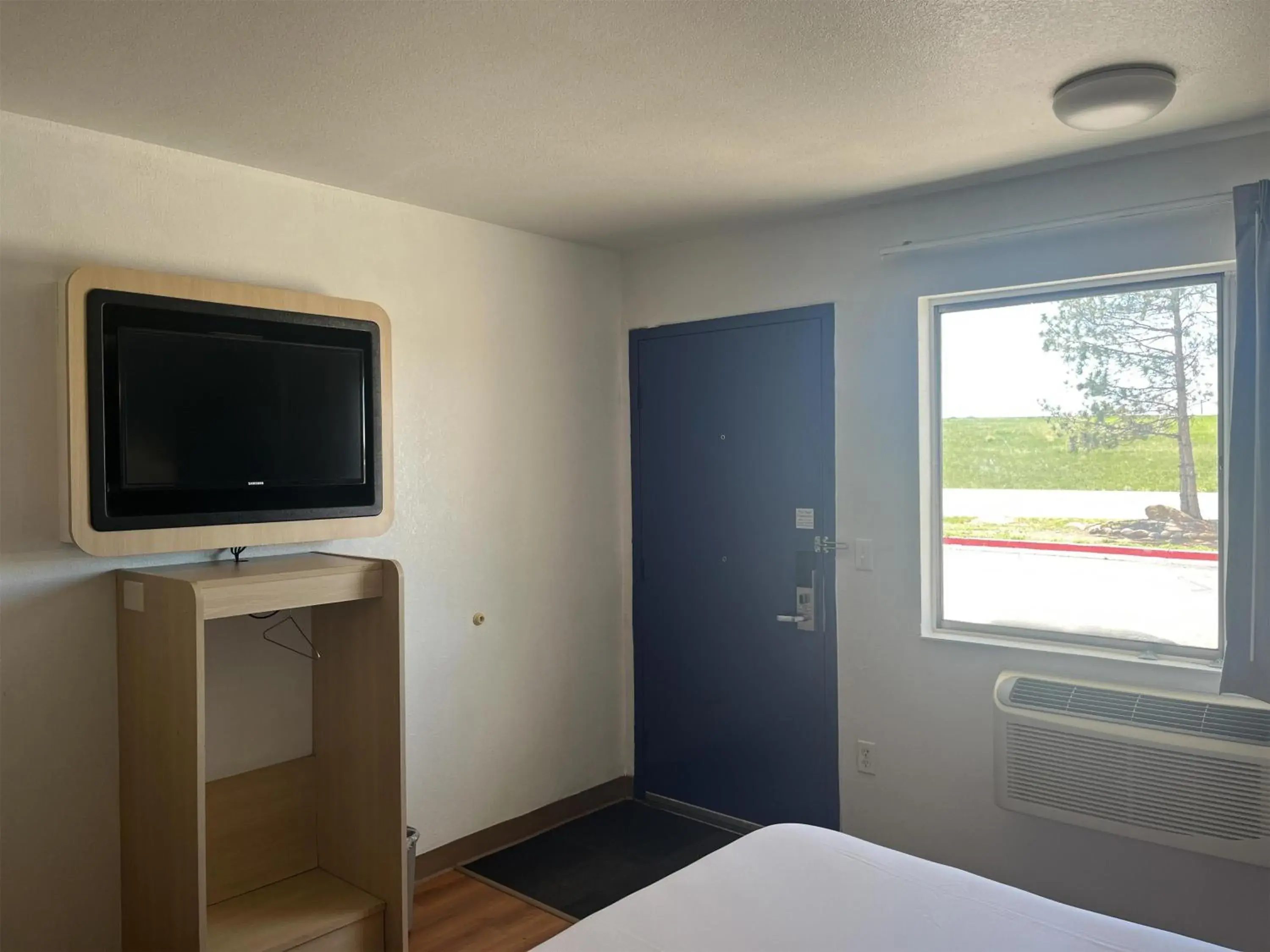 Bedroom, Bed in Motel 6 Fort Collins, CO Bedroom, Bed in Motel 6 Fort Collins, CO