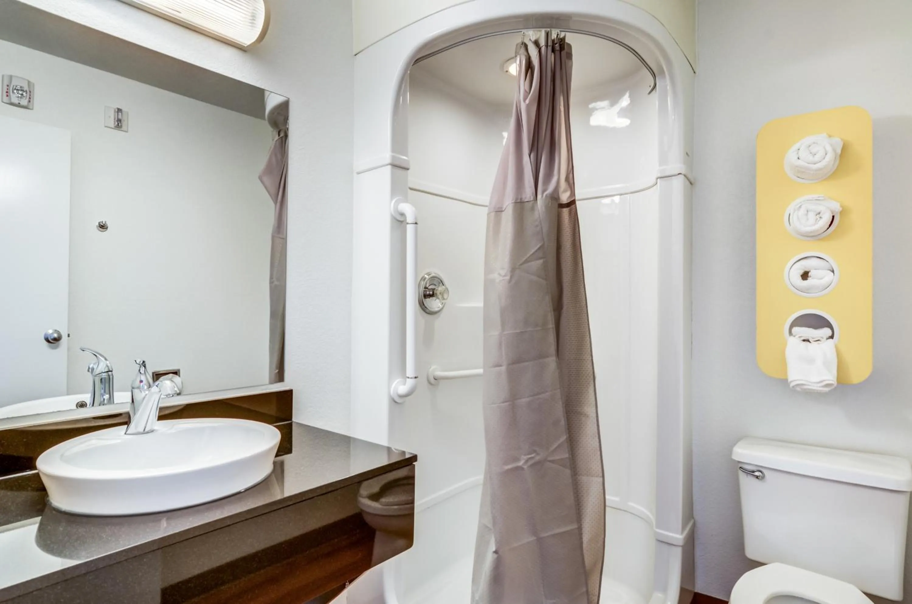 Bathroom in Park Inn by Radisson, Fort Collins