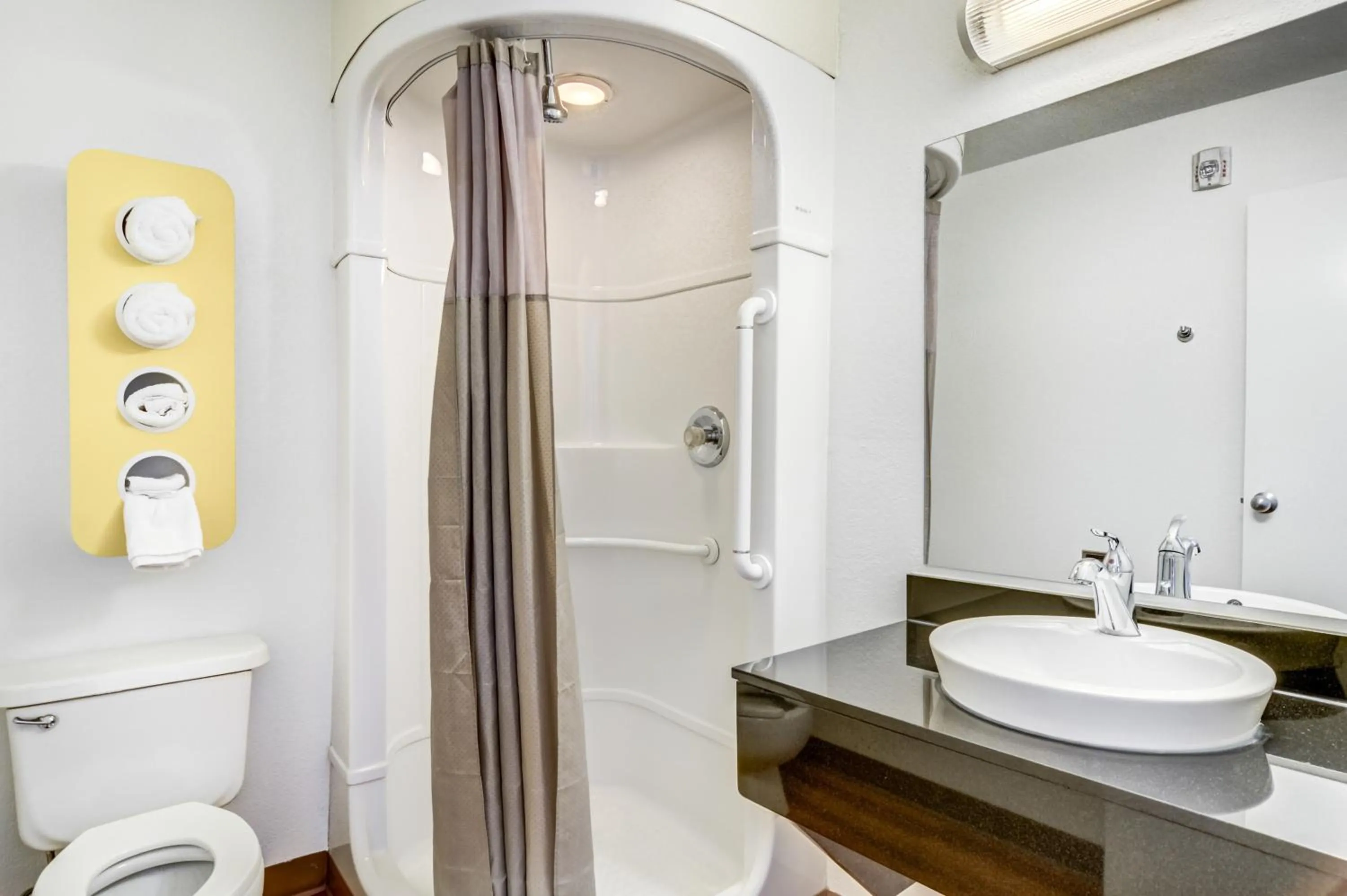 Bathroom in Park Inn by Radisson, Fort Collins