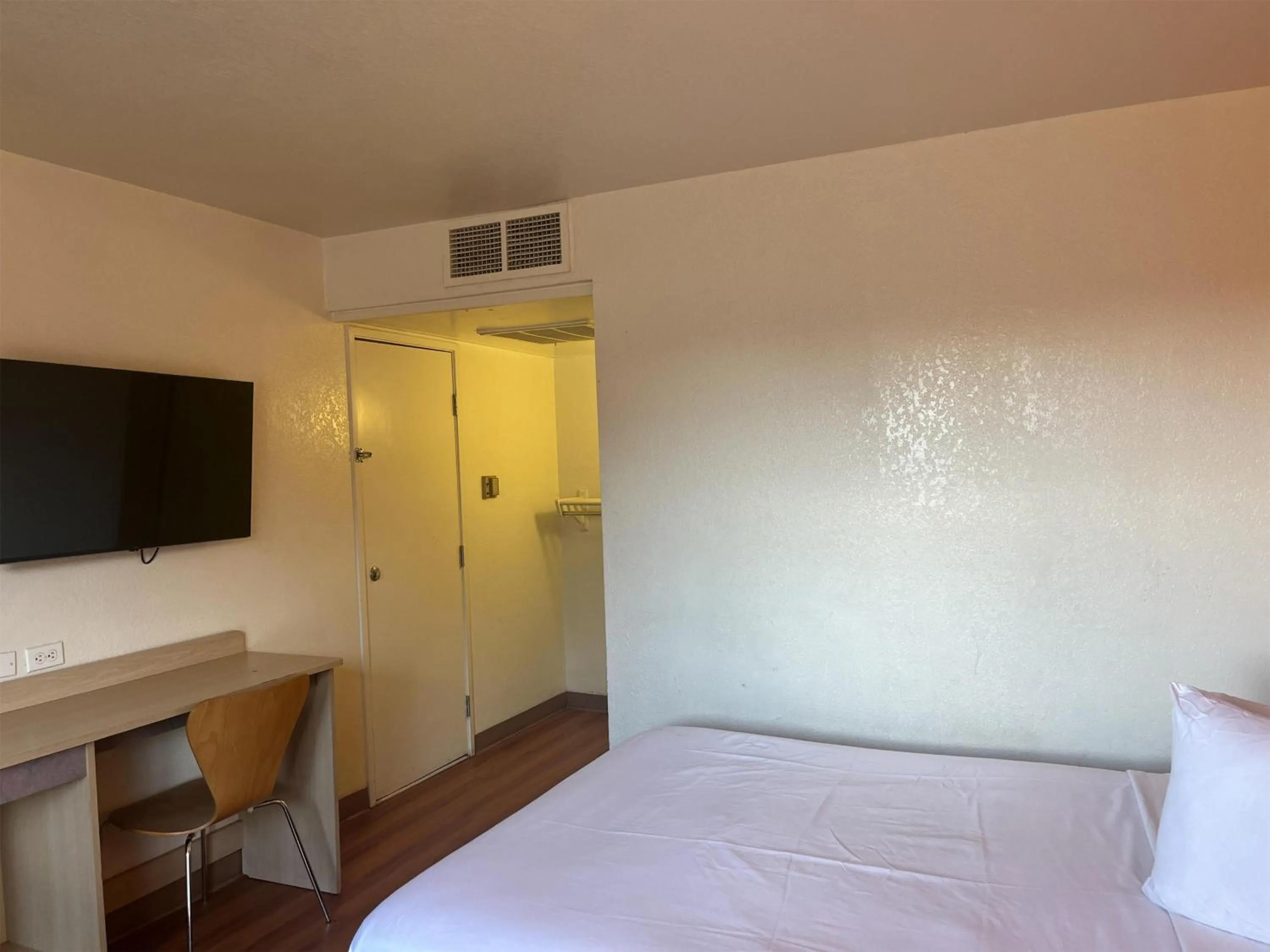 Bedroom, Bed in Motel 6 Fort Collins, CO