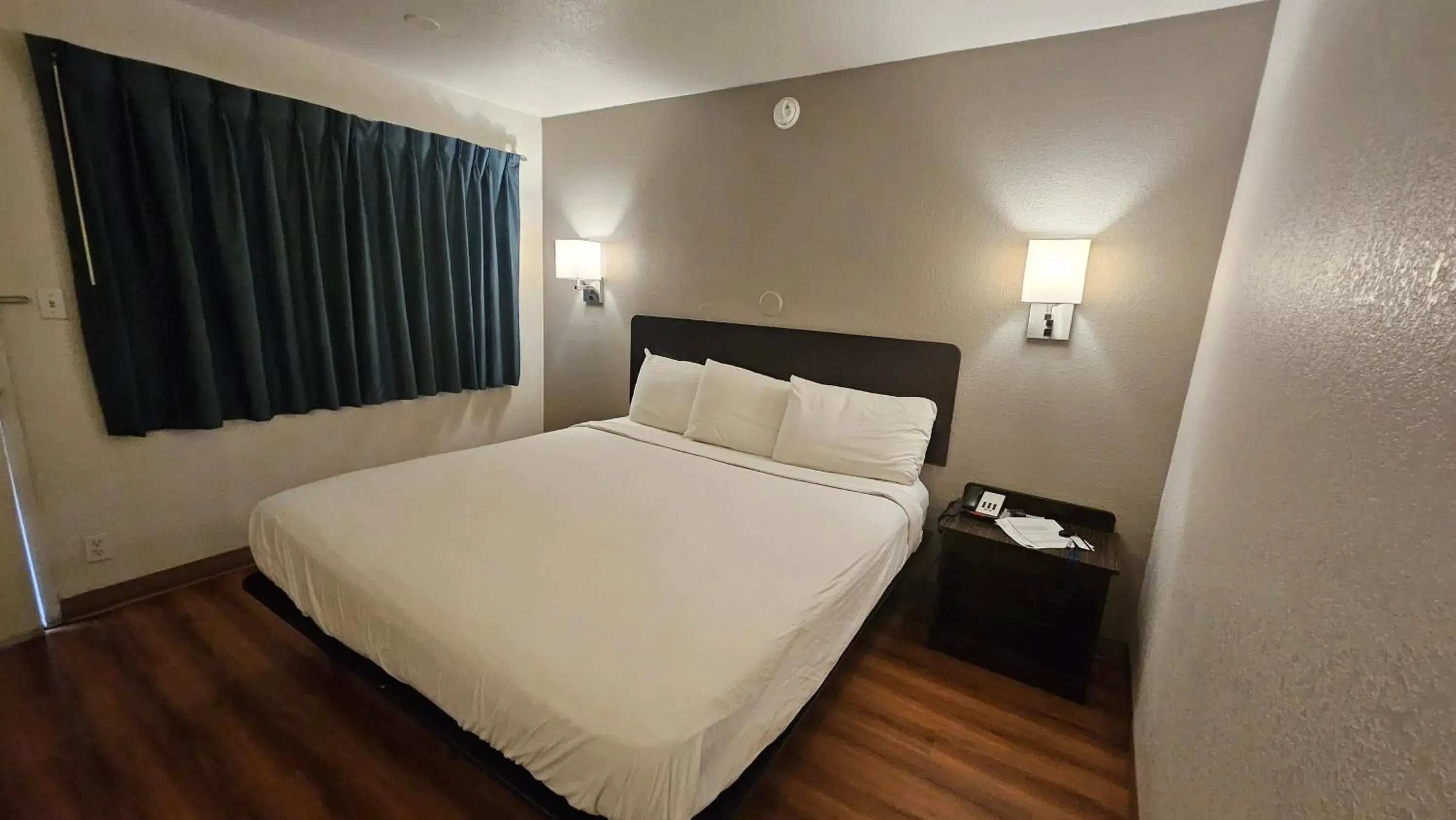 King Room with Roll-in Shower - Disability Access - Non-Smoking in Motel 6-Blythe, CA King Room with Roll-in Shower - Disability Access - Non-Smoking in Motel 6-Blythe, CA